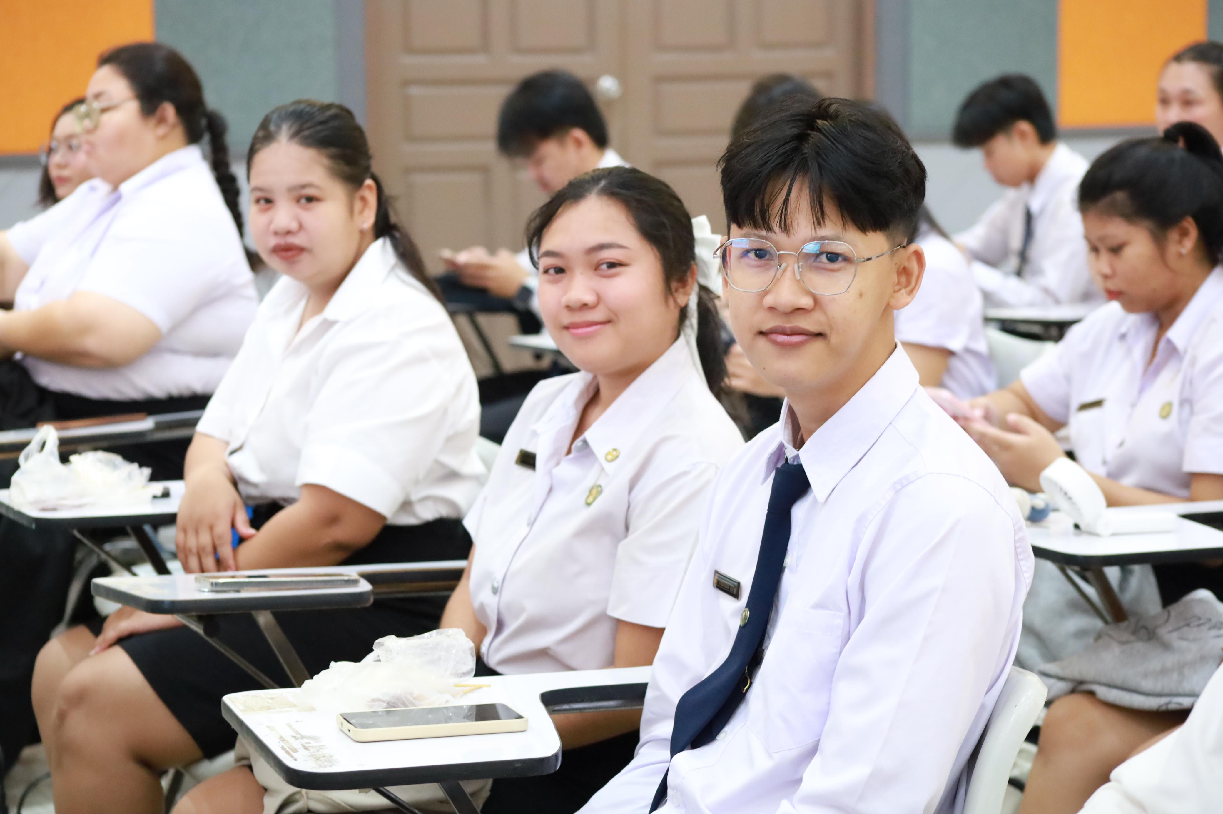 92. กิจกรรมอบรมสัมนาเชิงปฏิบัติการเขียนบทความและนำเสนอนวัฒกรรมทางการศึกษาสำหรับนักศึกชั้นปีที่ 4 (ครูนักนวัฒกรรม)