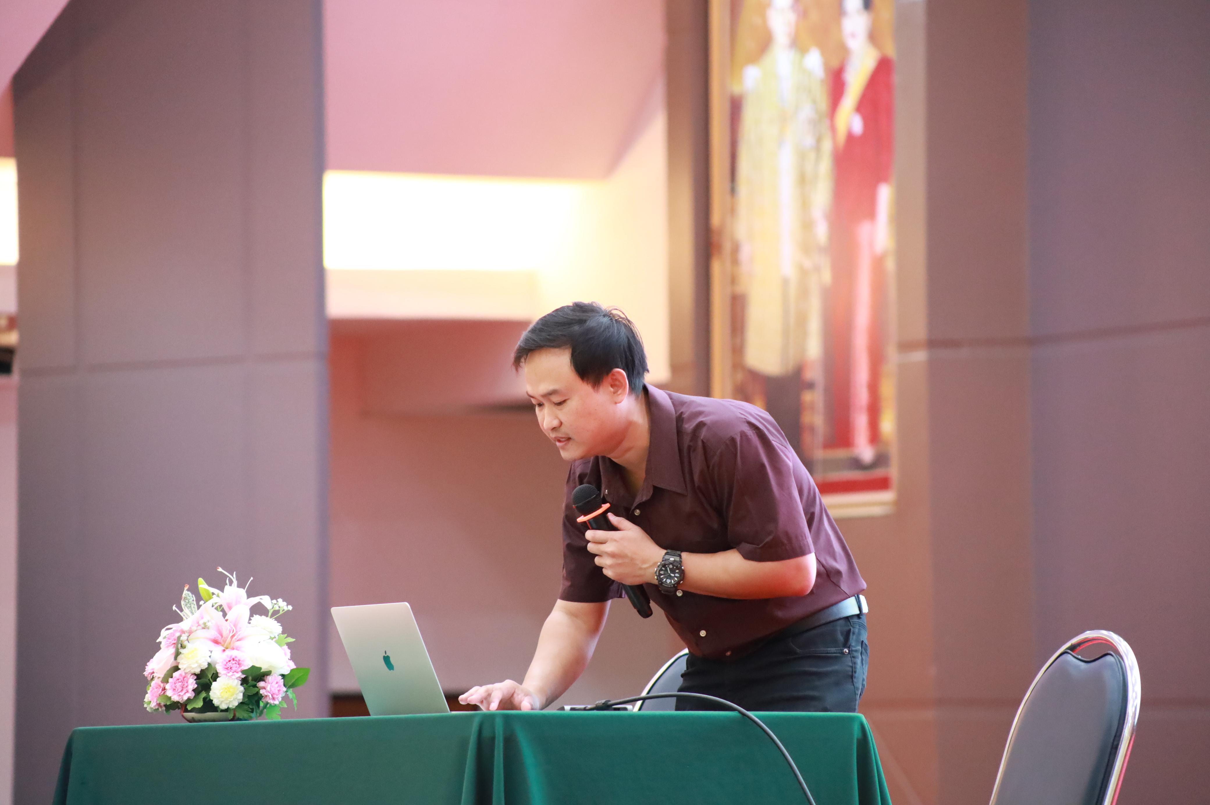 105. กิจกรรมอบรมสัมนาเชิงปฏิบัติการเขียนบทความและนำเสนอนวัฒกรรมทางการศึกษาสำหรับนักศึกชั้นปีที่ 4 (ครูนักนวัฒกรรม)