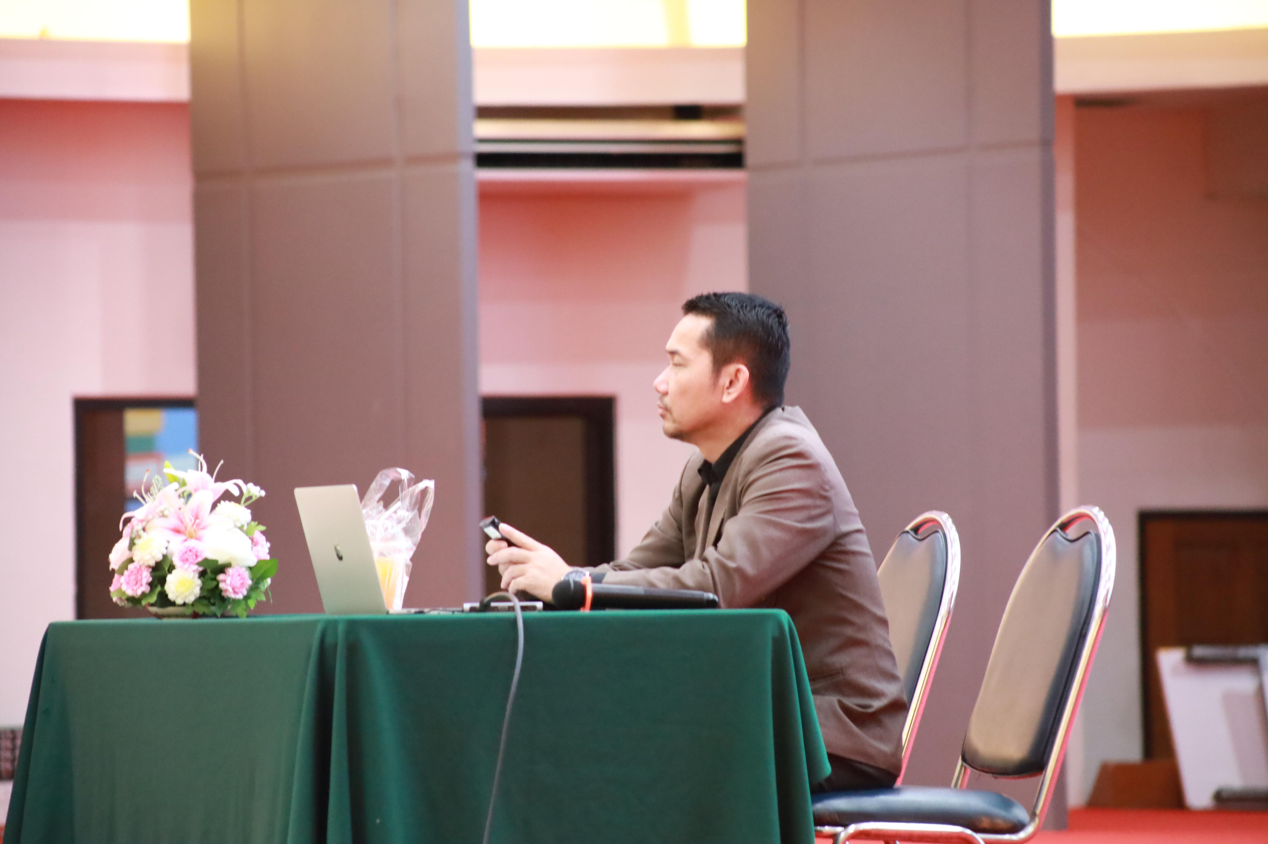153. กิจกรรมอบรมสัมนาเชิงปฏิบัติการเขียนบทความและนำเสนอนวัฒกรรมทางการศึกษาสำหรับนักศึกชั้นปีที่ 4 (ครูนักนวัฒกรรม)