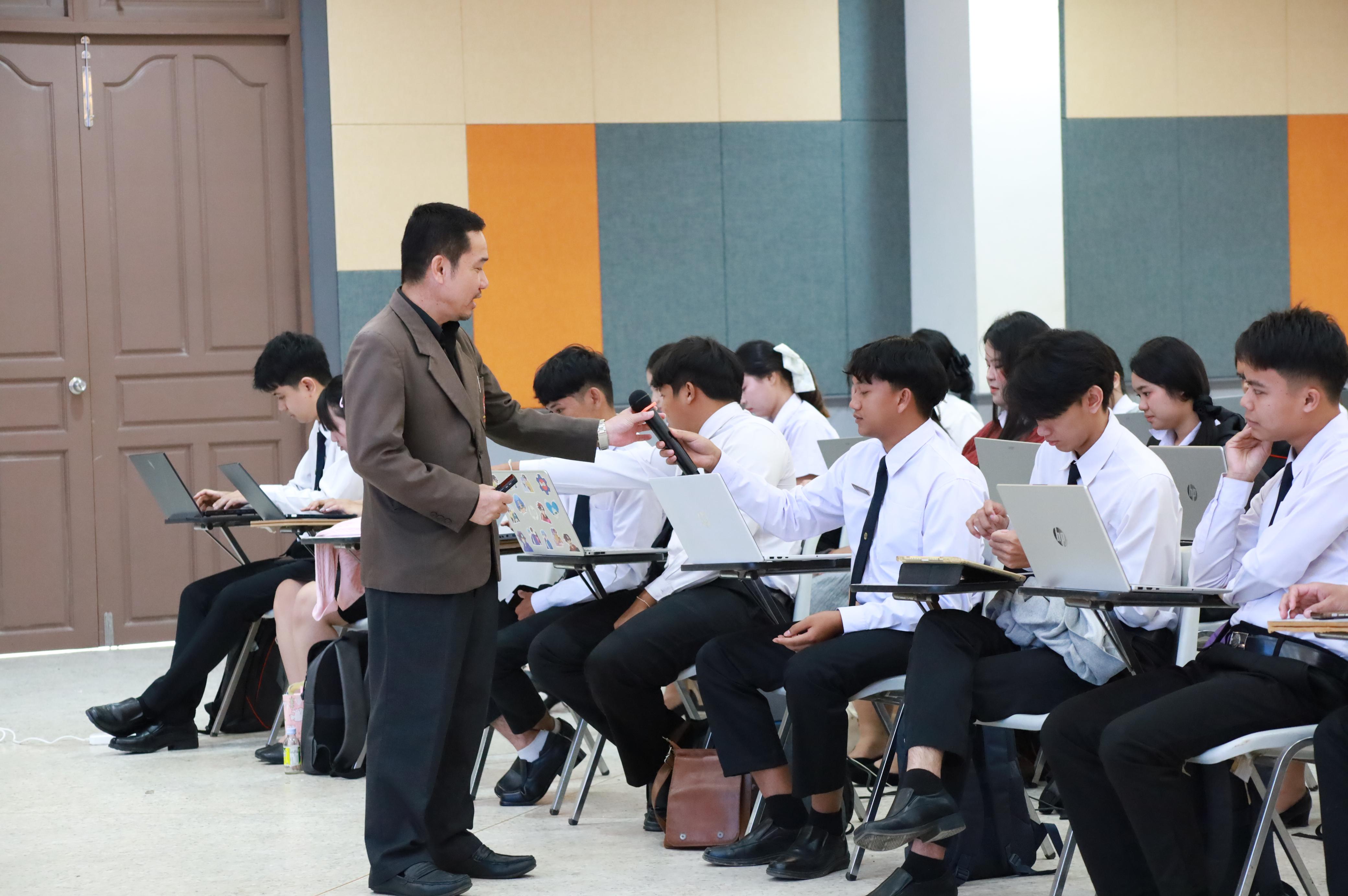 174. กิจกรรมอบรมสัมนาเชิงปฏิบัติการเขียนบทความและนำเสนอนวัฒกรรมทางการศึกษาสำหรับนักศึกชั้นปีที่ 4 (ครูนักนวัฒกรรม)