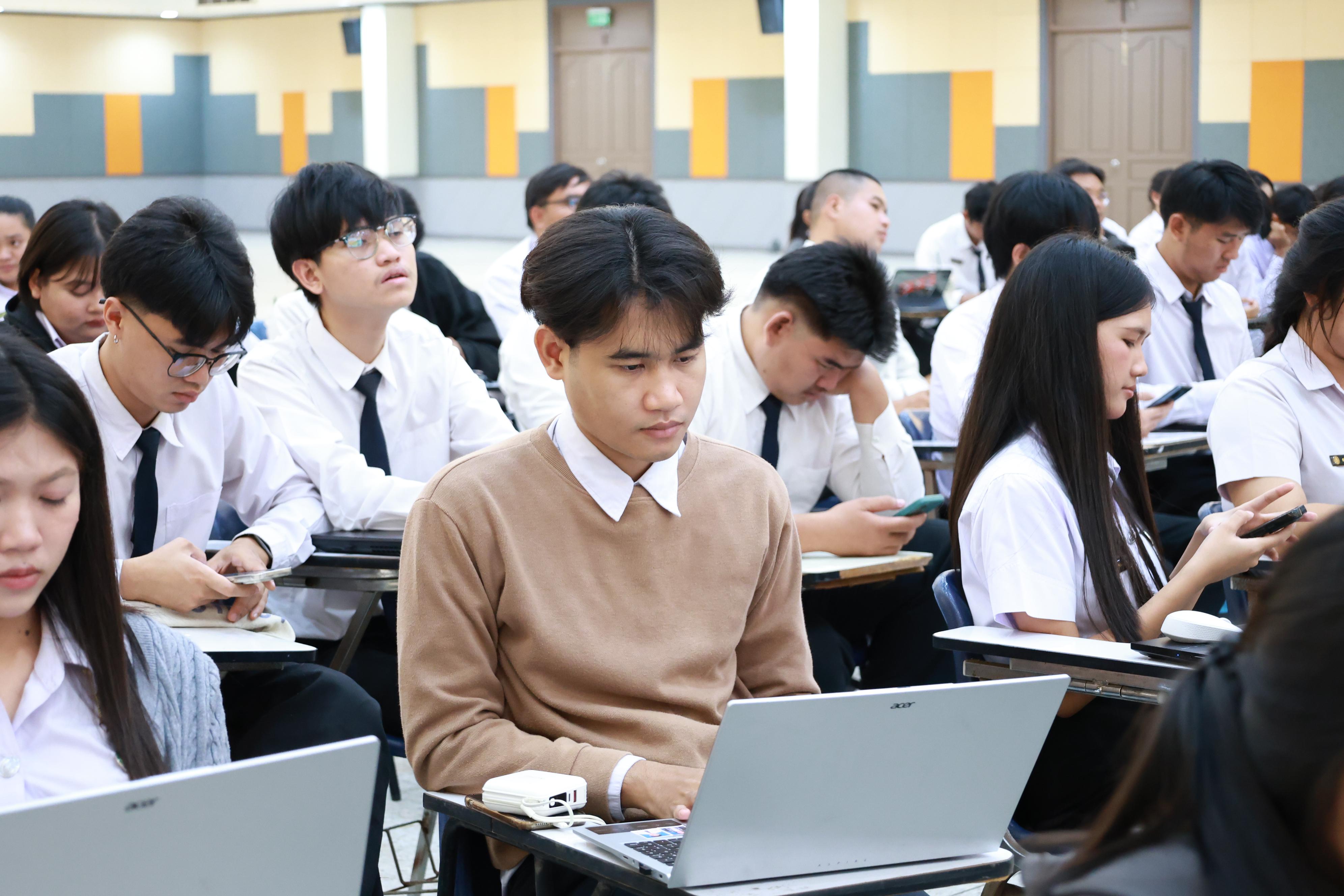 303. กิจกรรมอบรมสัมนาเชิงปฏิบัติการเขียนบทความและนำเสนอนวัฒกรรมทางการศึกษาสำหรับนักศึกชั้นปีที่ 4 (ครูนักนวัฒกรรม)