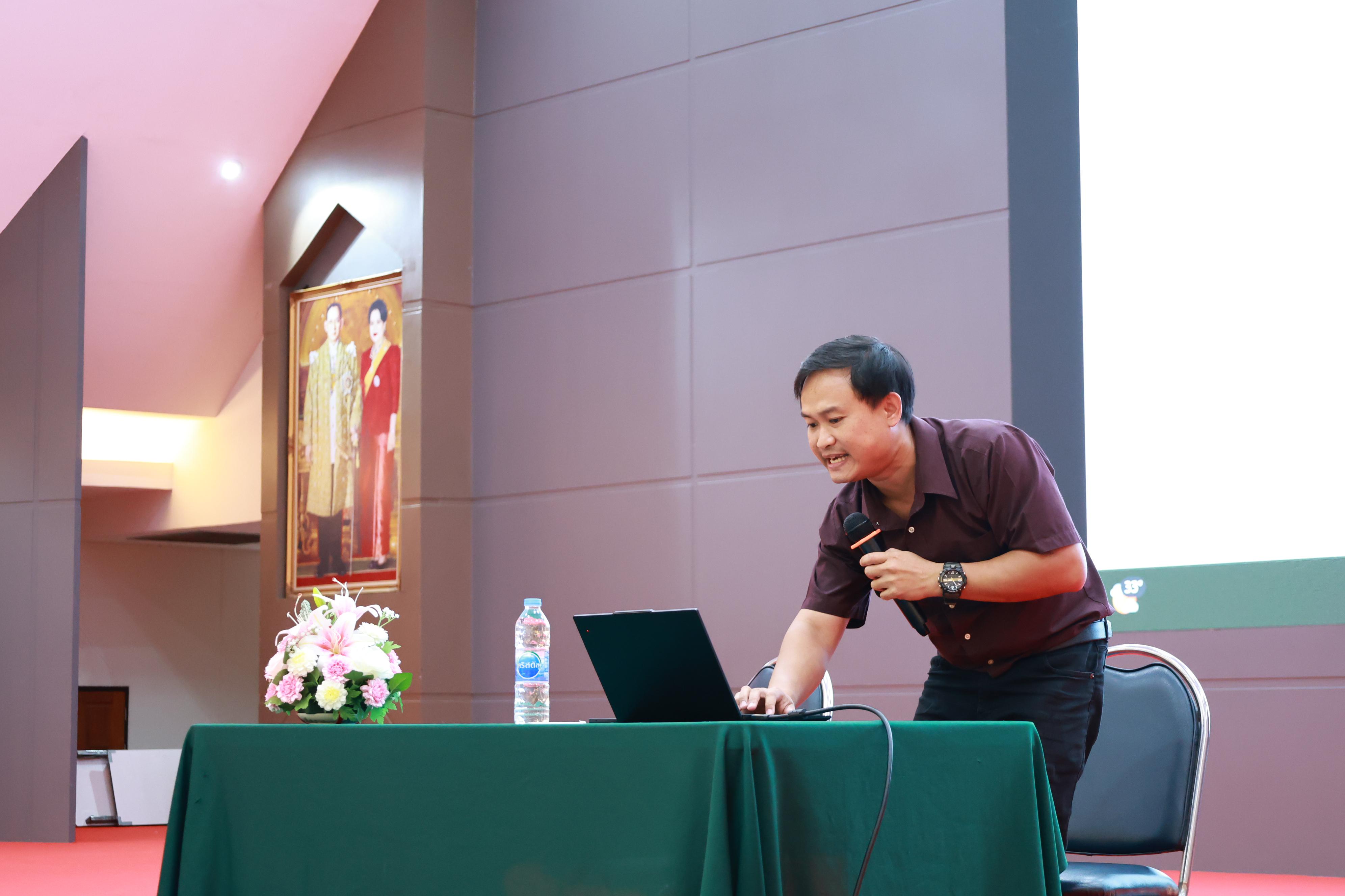 333. กิจกรรมอบรมสัมนาเชิงปฏิบัติการเขียนบทความและนำเสนอนวัฒกรรมทางการศึกษาสำหรับนักศึกชั้นปีที่ 4 (ครูนักนวัฒกรรม)