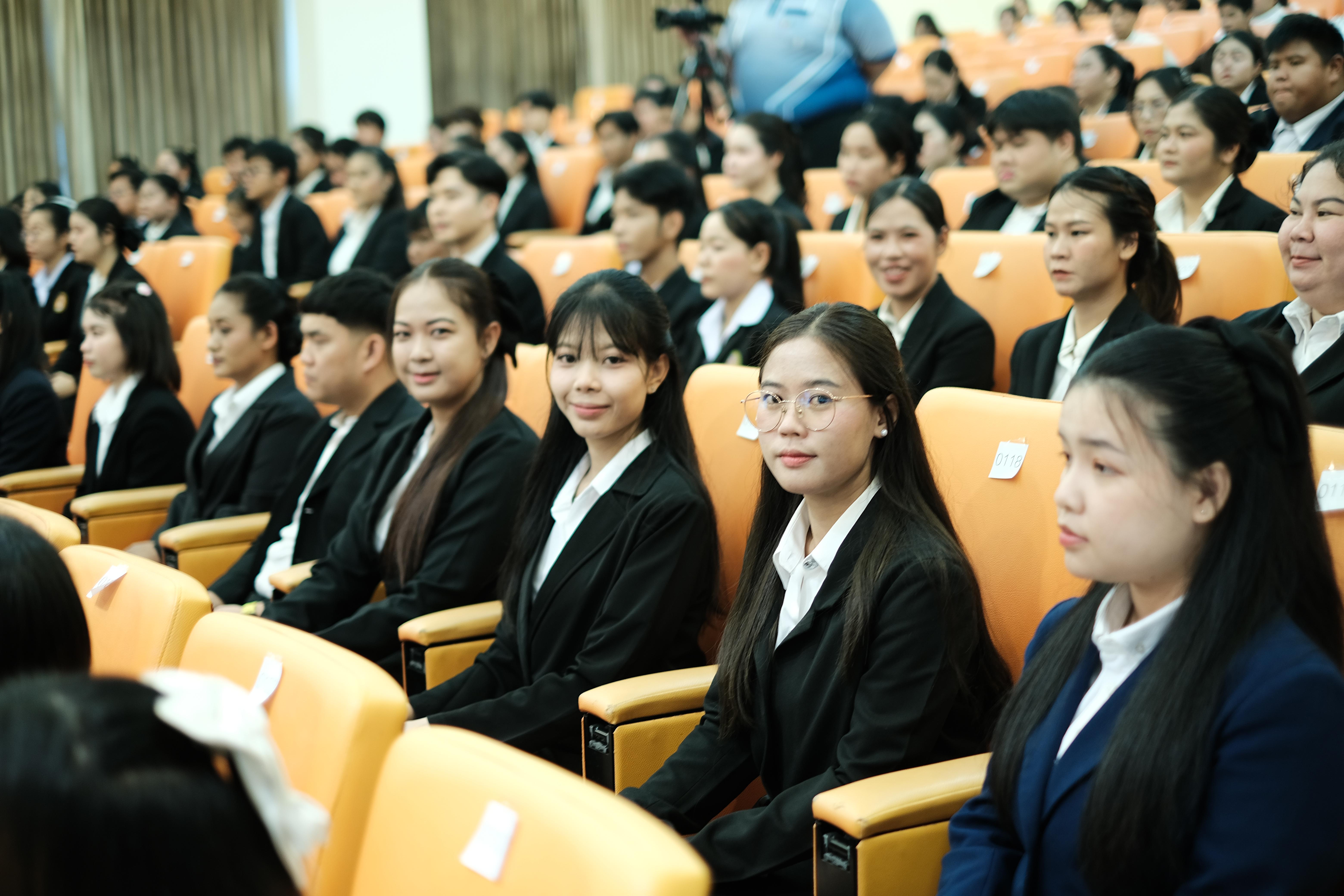 3. คณะครุศาสตร์มหาลัยราชภัฏกำแพงเพชร จัดกิจกรรมมอบเกียรติบัตรและแสดงความยินดีกับผู้สำเร็จการศึกษานักศึกษาหลักสูตรประกาศนียบัตรบัณฑิต สาขาวิชาชีพครู