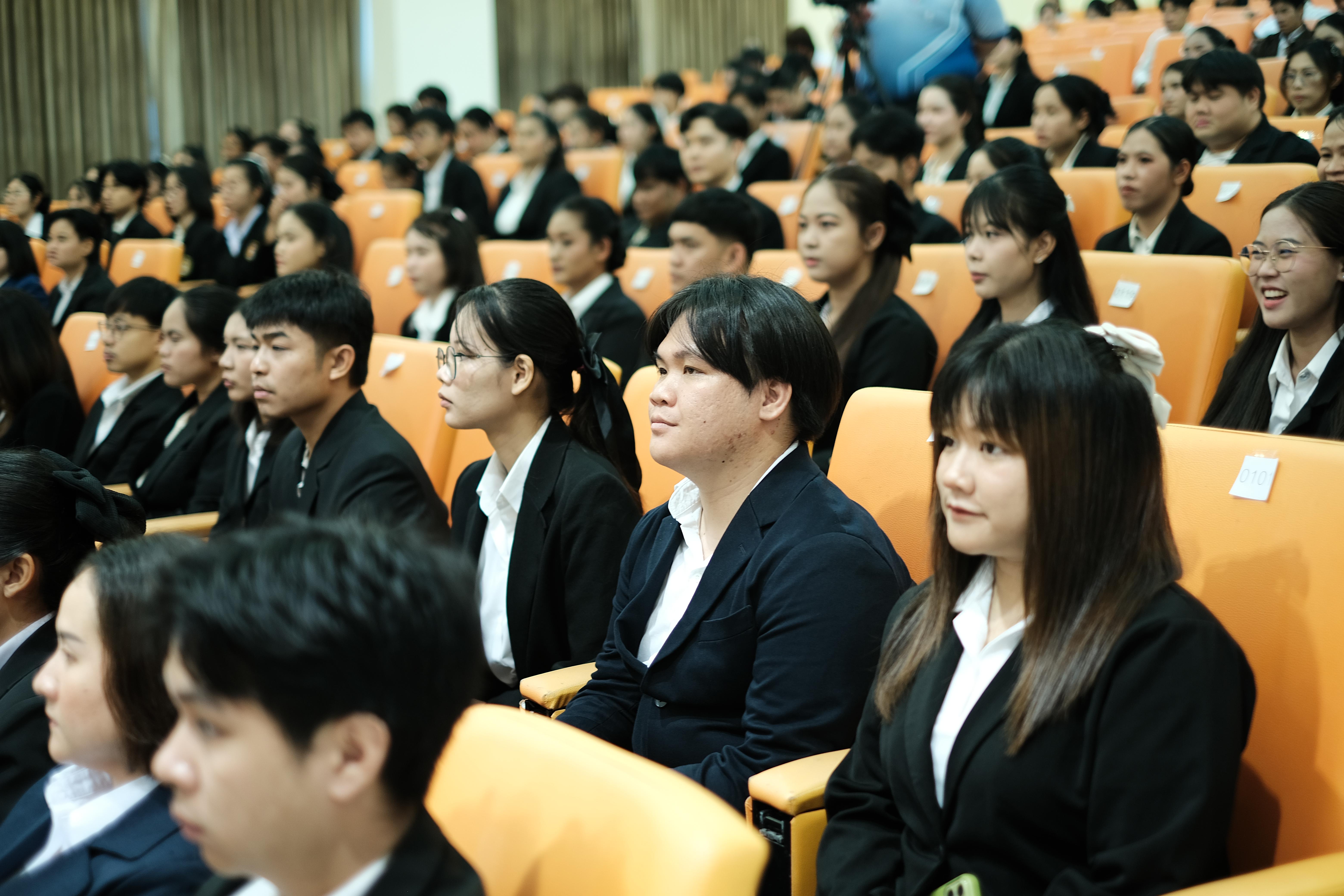 6. คณะครุศาสตร์มหาลัยราชภัฏกำแพงเพชร จัดกิจกรรมมอบเกียรติบัตรและแสดงความยินดีกับผู้สำเร็จการศึกษานักศึกษาหลักสูตรประกาศนียบัตรบัณฑิต สาขาวิชาชีพครู