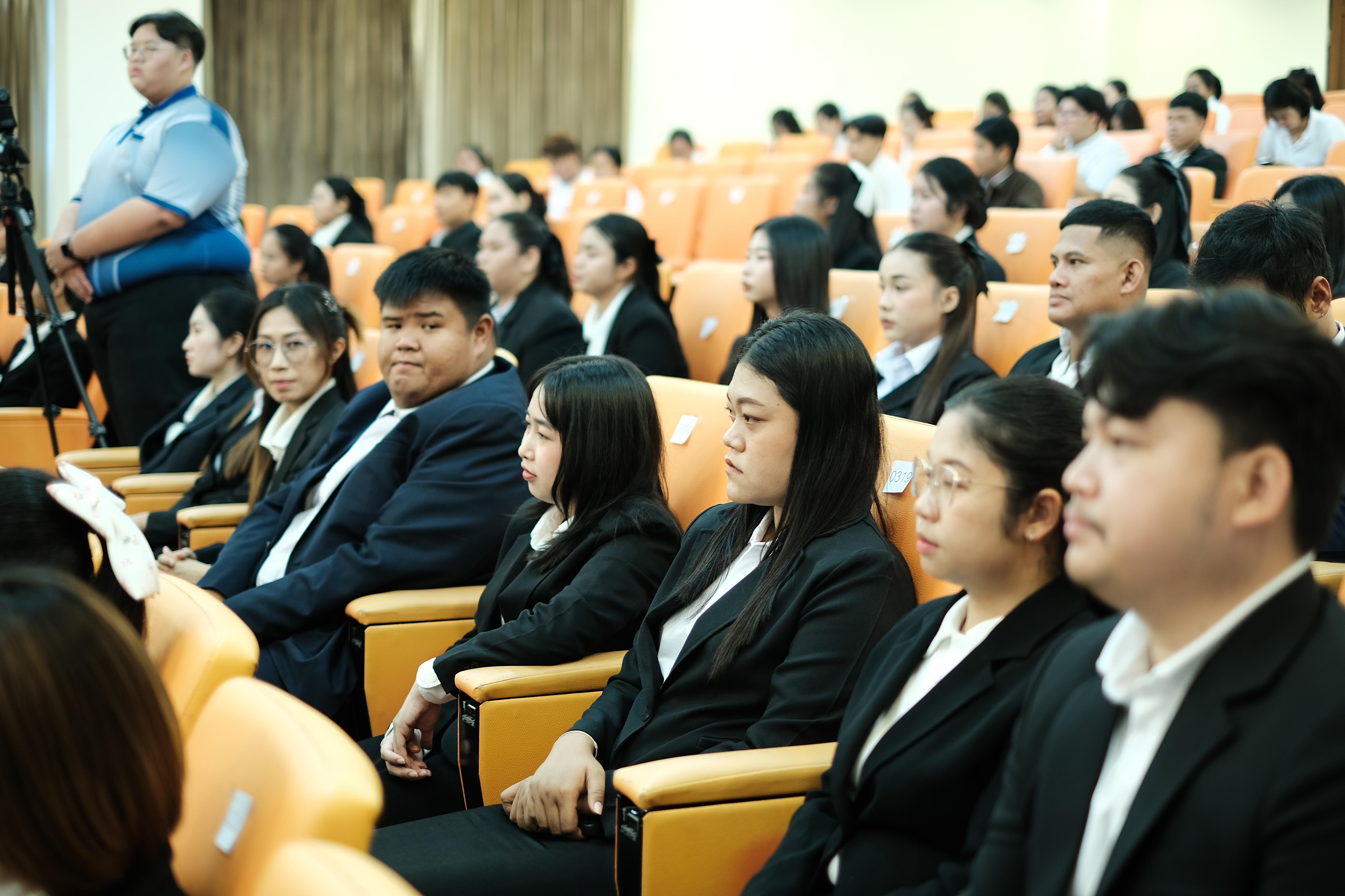 11. คณะครุศาสตร์มหาลัยราชภัฏกำแพงเพชร จัดกิจกรรมมอบเกียรติบัตรและแสดงความยินดีกับผู้สำเร็จการศึกษานักศึกษาหลักสูตรประกาศนียบัตรบัณฑิต สาขาวิชาชีพครู