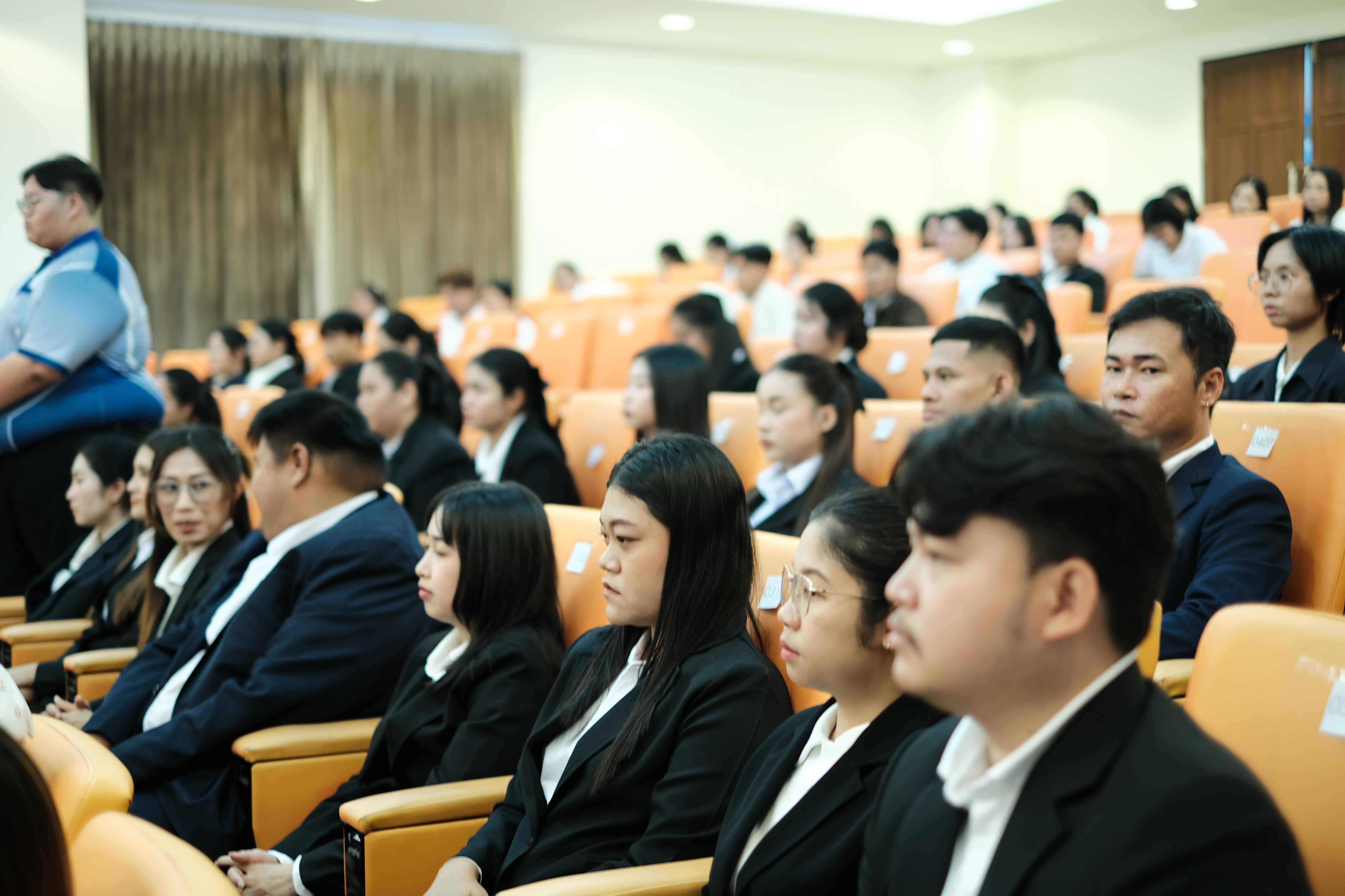 12. คณะครุศาสตร์มหาลัยราชภัฏกำแพงเพชร จัดกิจกรรมมอบเกียรติบัตรและแสดงความยินดีกับผู้สำเร็จการศึกษานักศึกษาหลักสูตรประกาศนียบัตรบัณฑิต สาขาวิชาชีพครู