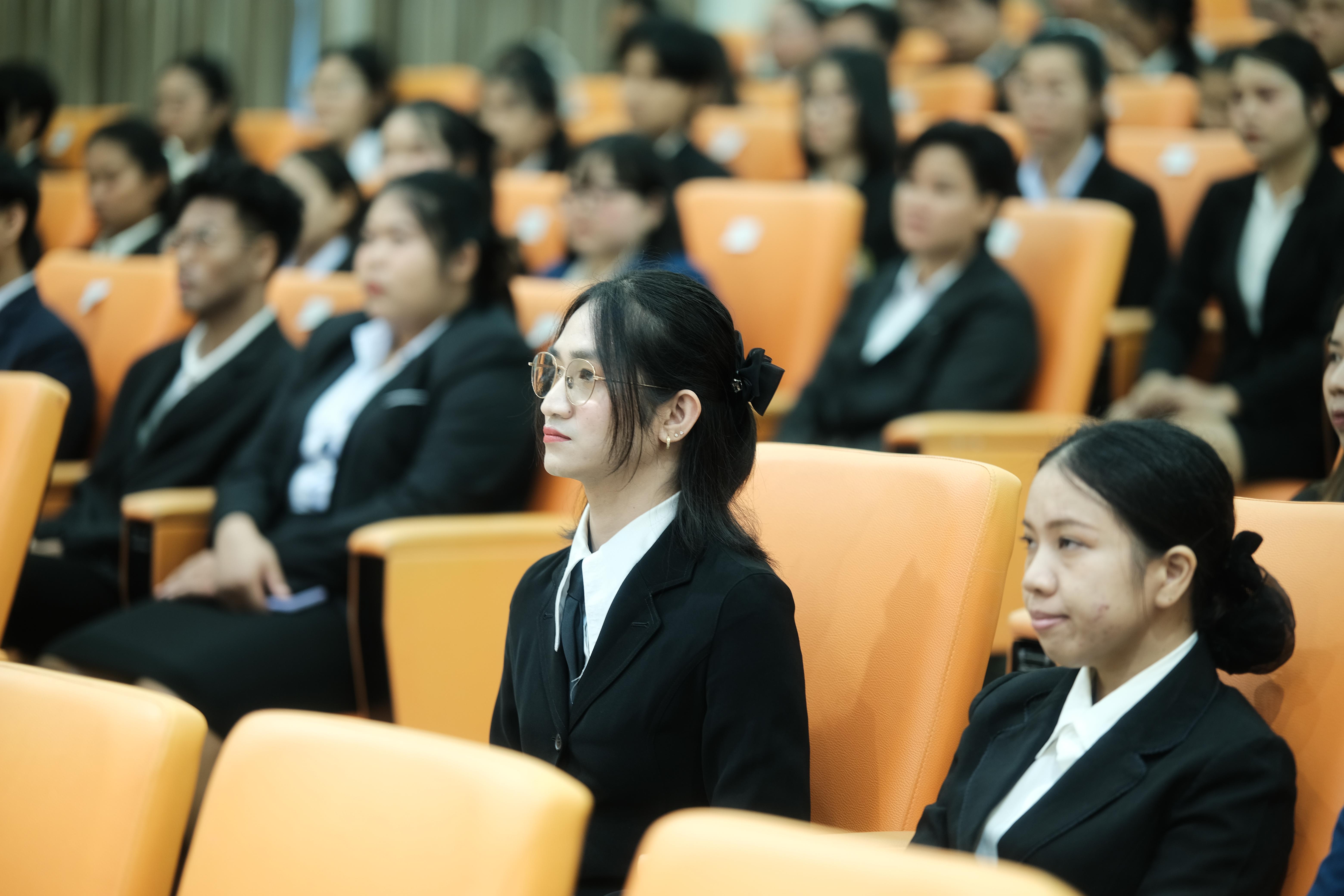 17. คณะครุศาสตร์มหาลัยราชภัฏกำแพงเพชร จัดกิจกรรมมอบเกียรติบัตรและแสดงความยินดีกับผู้สำเร็จการศึกษานักศึกษาหลักสูตรประกาศนียบัตรบัณฑิต สาขาวิชาชีพครู