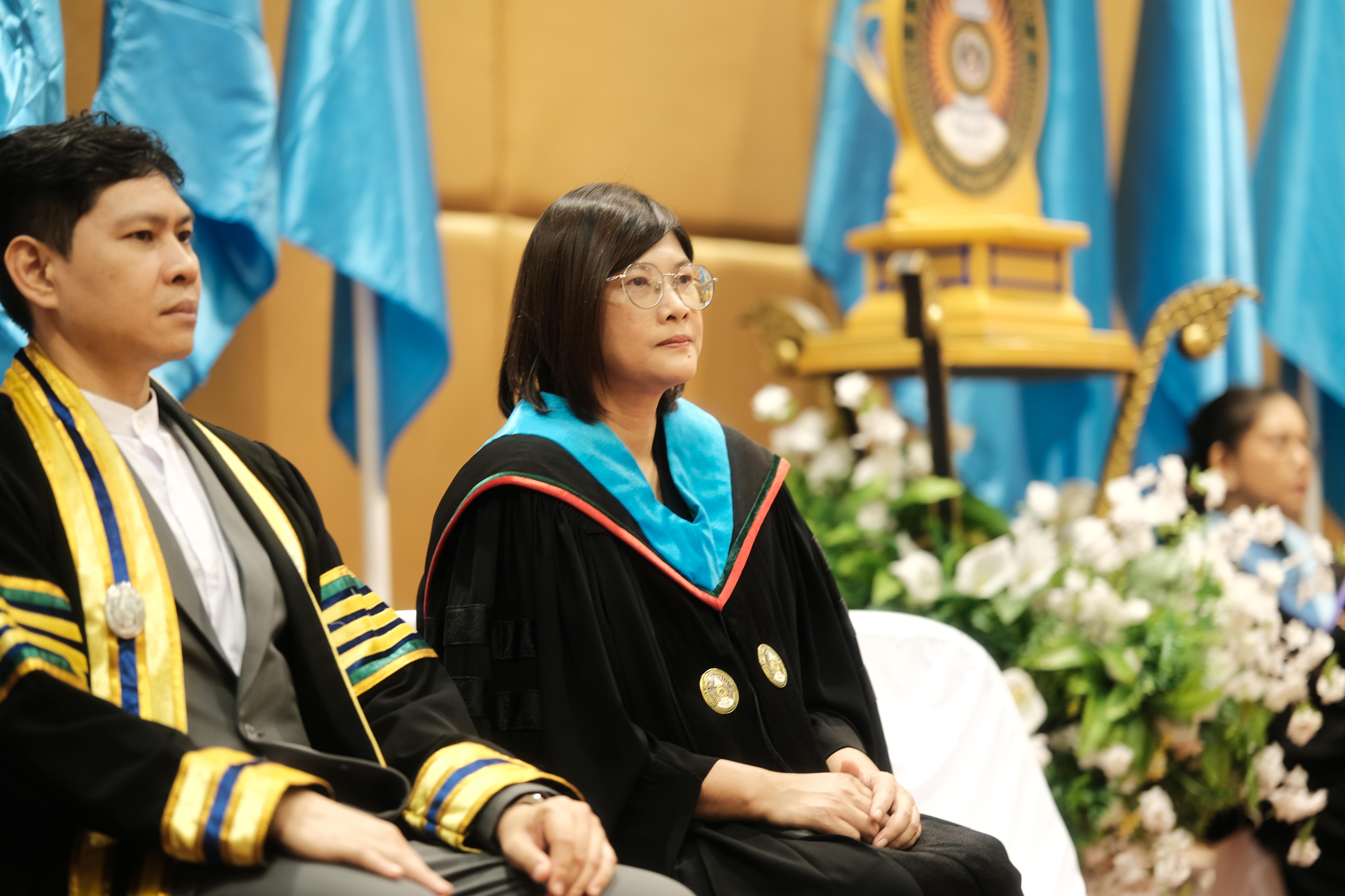 26. คณะครุศาสตร์มหาลัยราชภัฏกำแพงเพชร จัดกิจกรรมมอบเกียรติบัตรและแสดงความยินดีกับผู้สำเร็จการศึกษานักศึกษาหลักสูตรประกาศนียบัตรบัณฑิต สาขาวิชาชีพครู