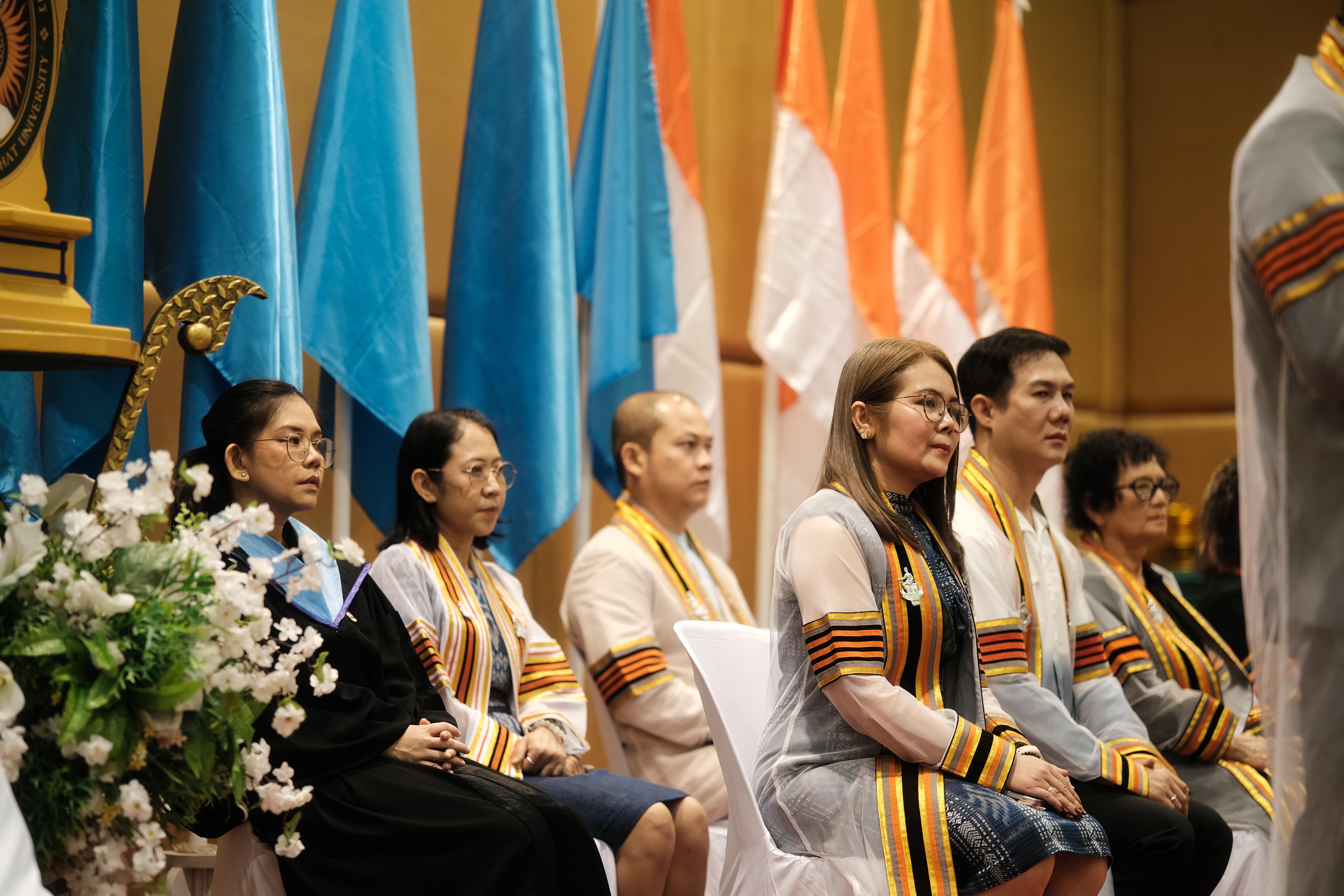 27. คณะครุศาสตร์มหาลัยราชภัฏกำแพงเพชร จัดกิจกรรมมอบเกียรติบัตรและแสดงความยินดีกับผู้สำเร็จการศึกษานักศึกษาหลักสูตรประกาศนียบัตรบัณฑิต สาขาวิชาชีพครู