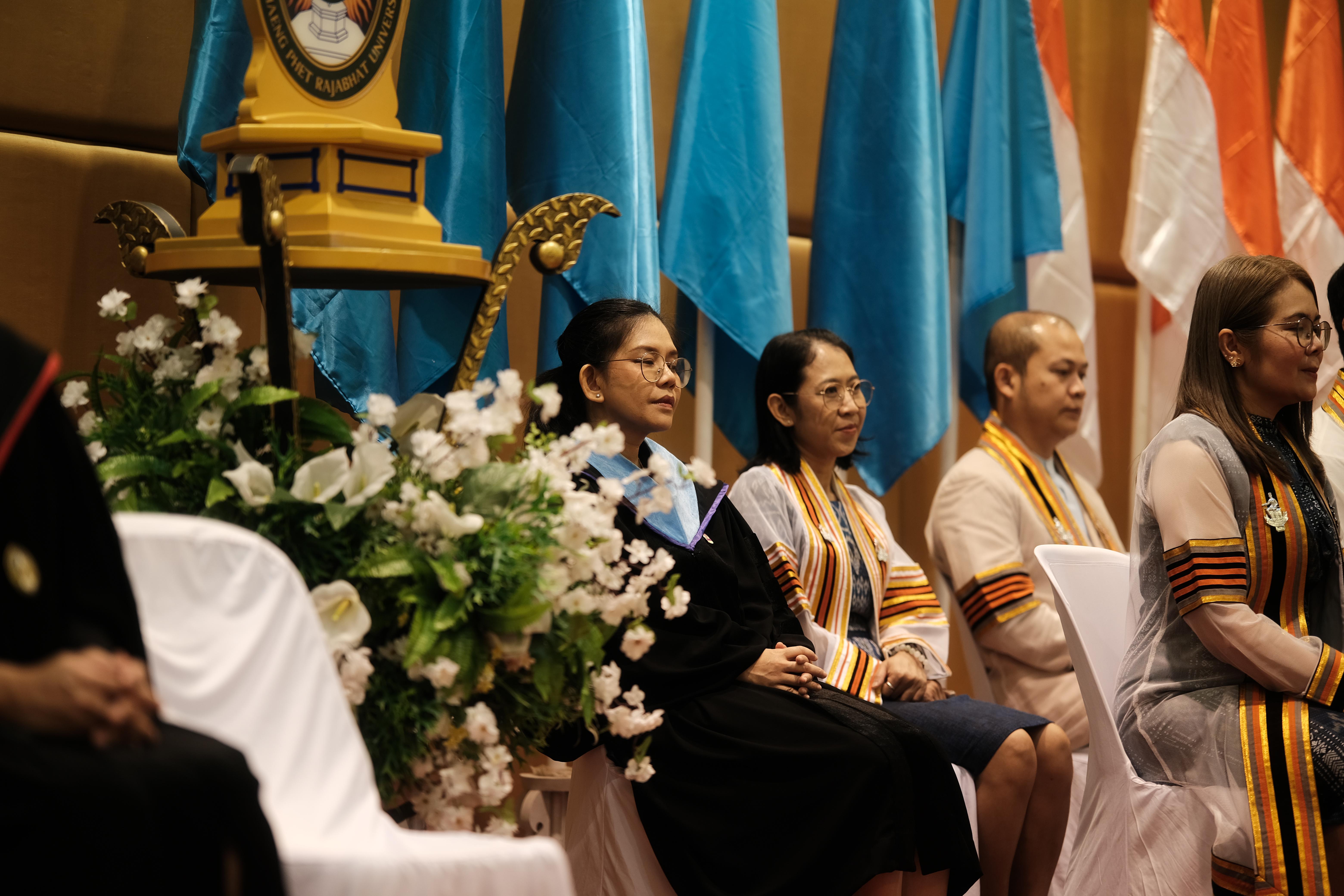 28. คณะครุศาสตร์มหาลัยราชภัฏกำแพงเพชร จัดกิจกรรมมอบเกียรติบัตรและแสดงความยินดีกับผู้สำเร็จการศึกษานักศึกษาหลักสูตรประกาศนียบัตรบัณฑิต สาขาวิชาชีพครู