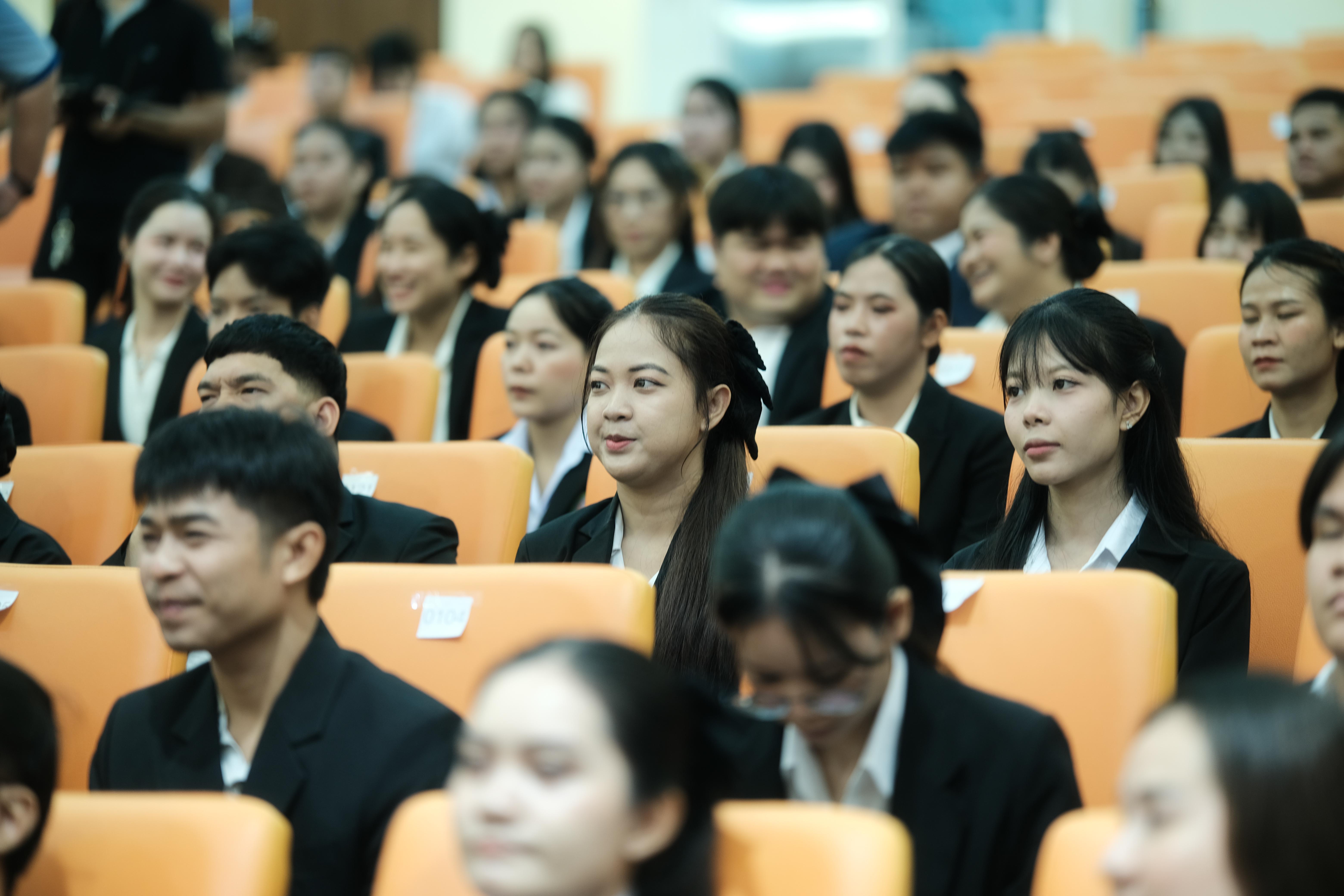 29. คณะครุศาสตร์มหาลัยราชภัฏกำแพงเพชร จัดกิจกรรมมอบเกียรติบัตรและแสดงความยินดีกับผู้สำเร็จการศึกษานักศึกษาหลักสูตรประกาศนียบัตรบัณฑิต สาขาวิชาชีพครู