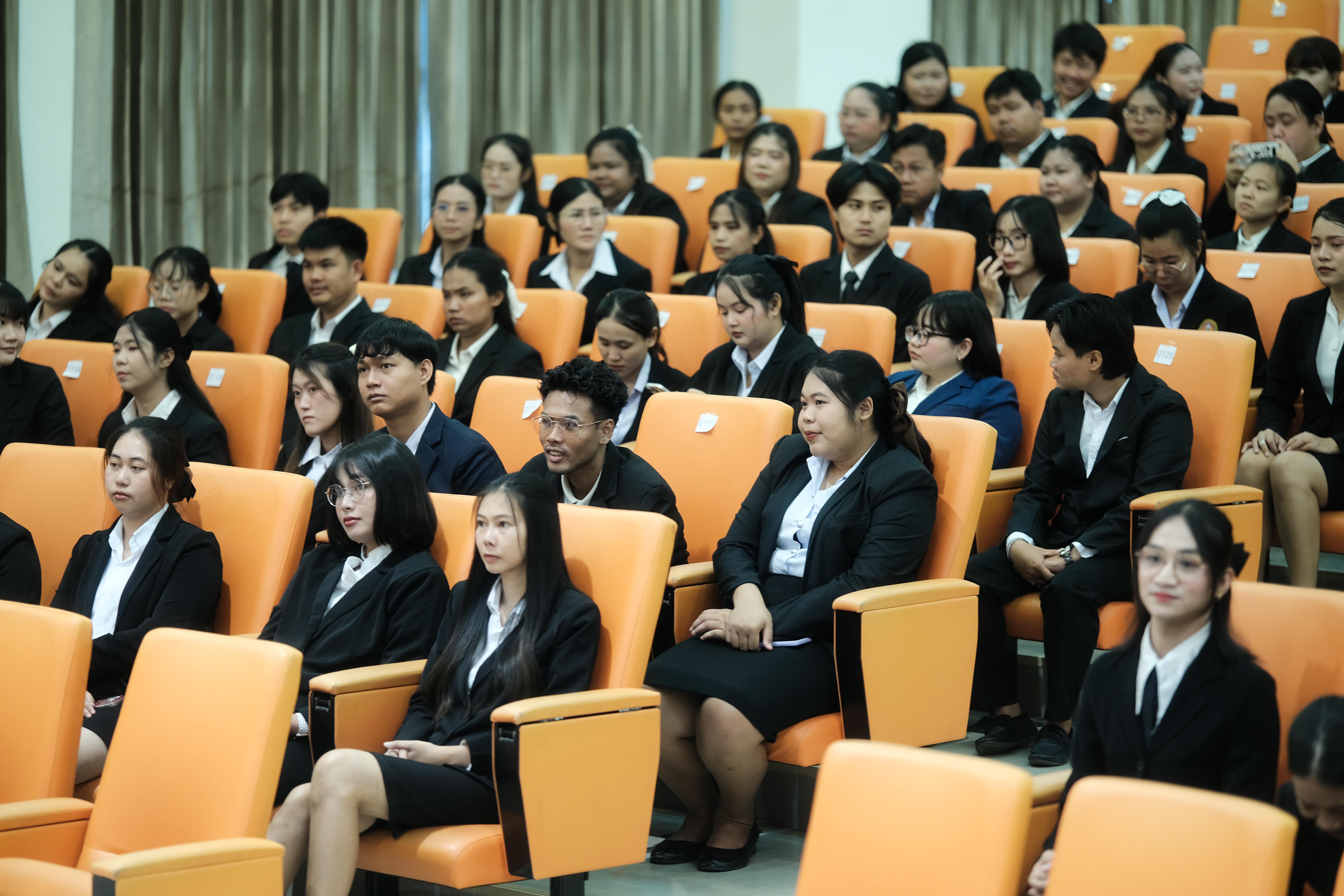 32. คณะครุศาสตร์มหาลัยราชภัฏกำแพงเพชร จัดกิจกรรมมอบเกียรติบัตรและแสดงความยินดีกับผู้สำเร็จการศึกษานักศึกษาหลักสูตรประกาศนียบัตรบัณฑิต สาขาวิชาชีพครู