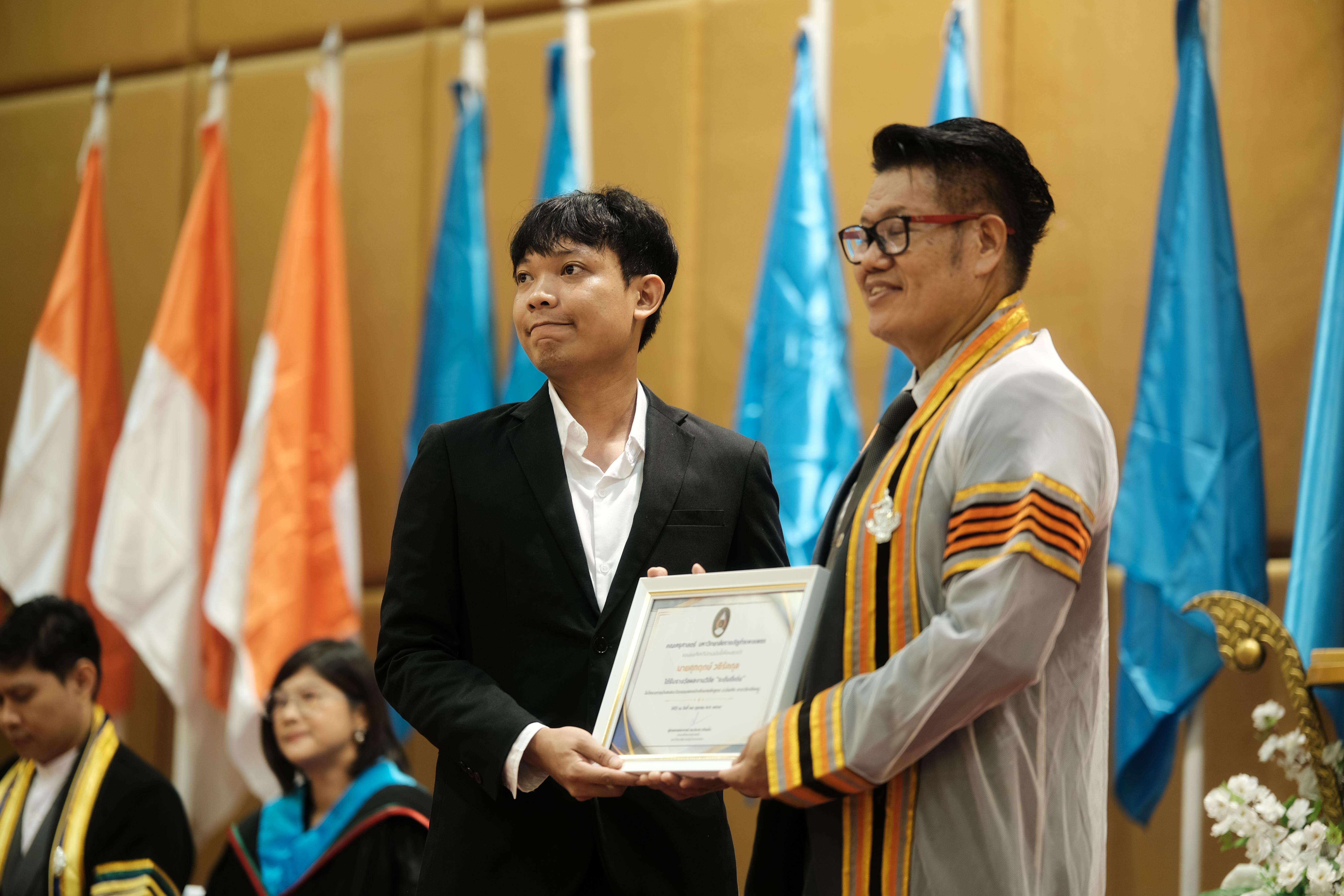 37. คณะครุศาสตร์มหาลัยราชภัฏกำแพงเพชร จัดกิจกรรมมอบเกียรติบัตรและแสดงความยินดีกับผู้สำเร็จการศึกษานักศึกษาหลักสูตรประกาศนียบัตรบัณฑิต สาขาวิชาชีพครู