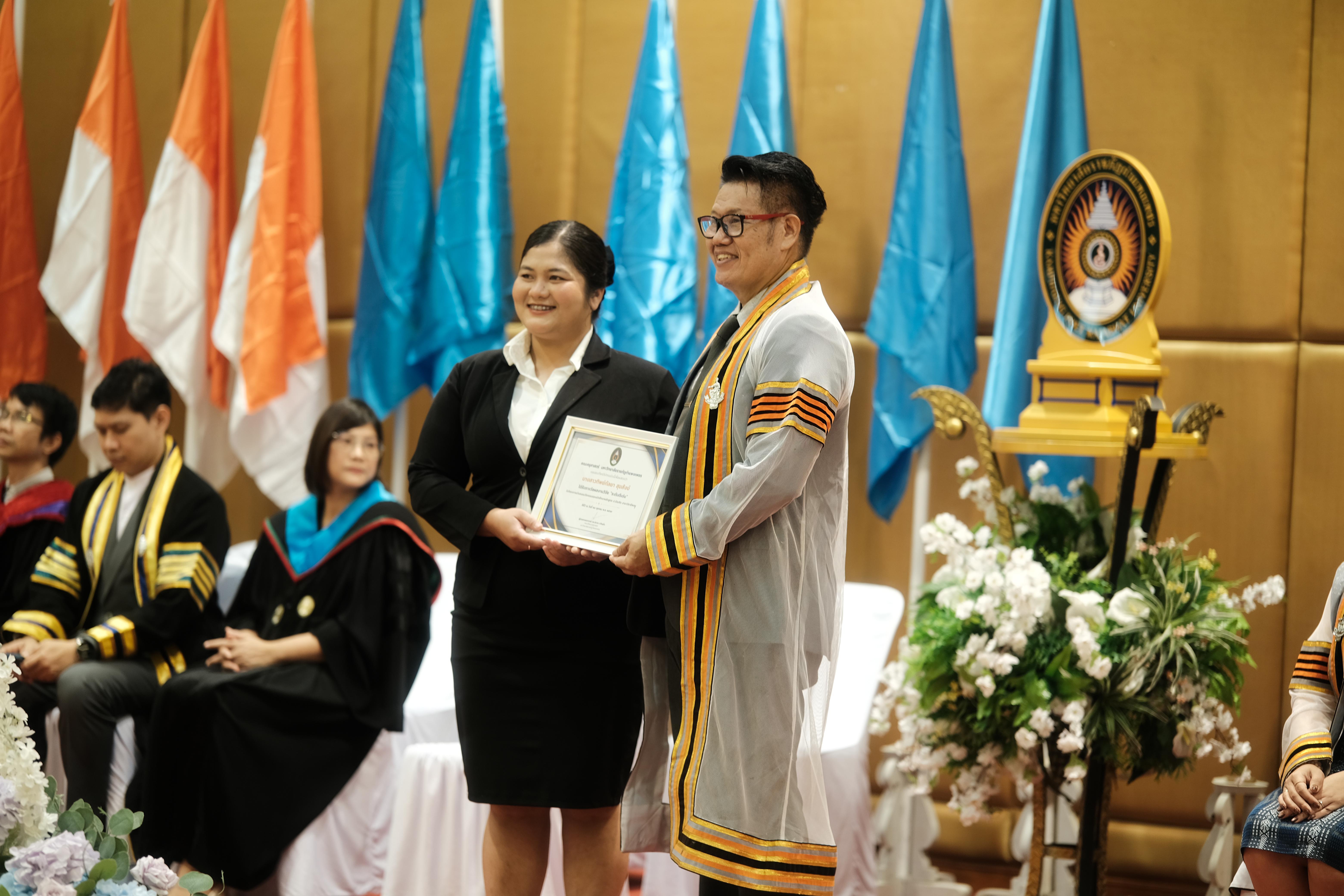 41. คณะครุศาสตร์มหาลัยราชภัฏกำแพงเพชร จัดกิจกรรมมอบเกียรติบัตรและแสดงความยินดีกับผู้สำเร็จการศึกษานักศึกษาหลักสูตรประกาศนียบัตรบัณฑิต สาขาวิชาชีพครู