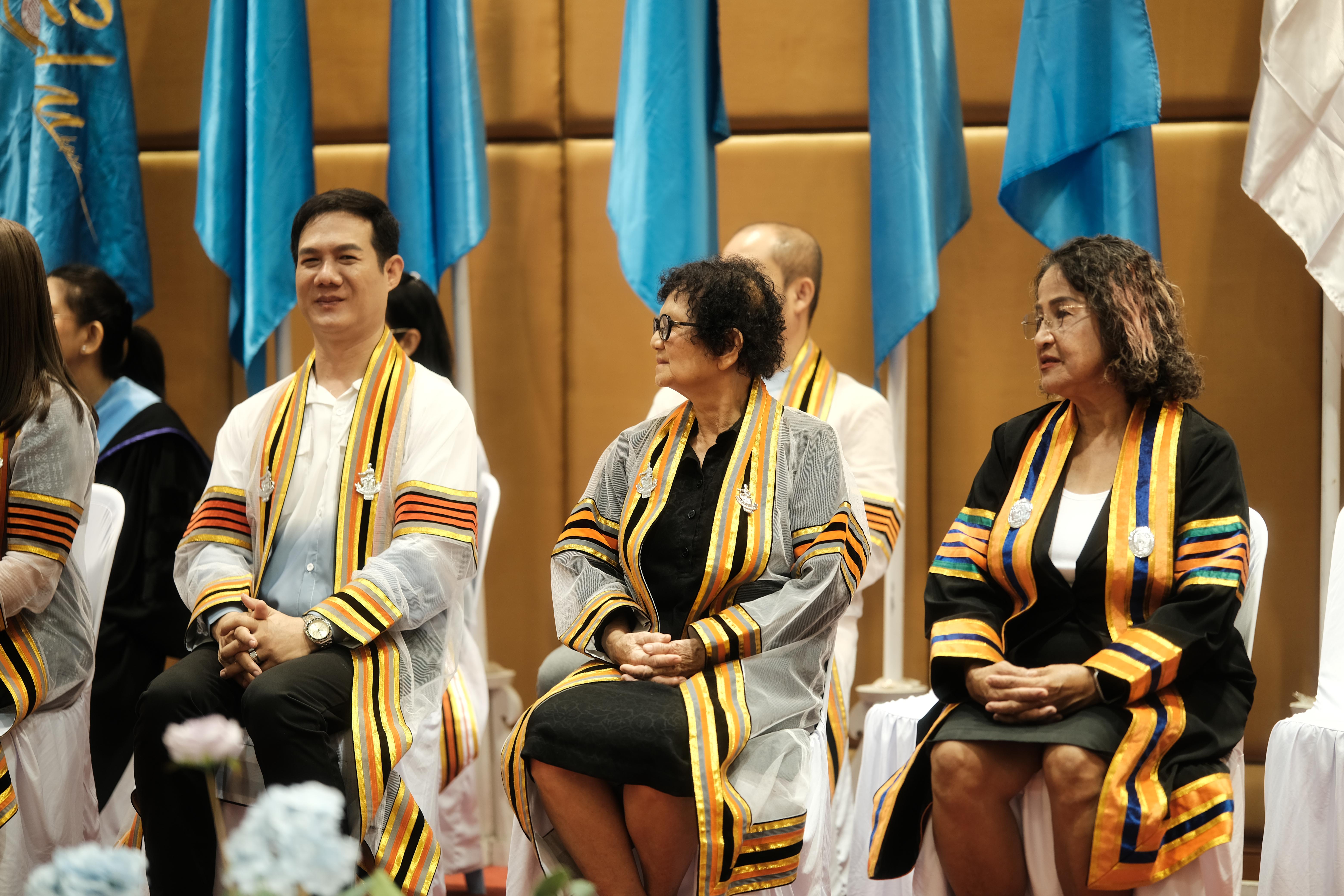 42. คณะครุศาสตร์มหาลัยราชภัฏกำแพงเพชร จัดกิจกรรมมอบเกียรติบัตรและแสดงความยินดีกับผู้สำเร็จการศึกษานักศึกษาหลักสูตรประกาศนียบัตรบัณฑิต สาขาวิชาชีพครู