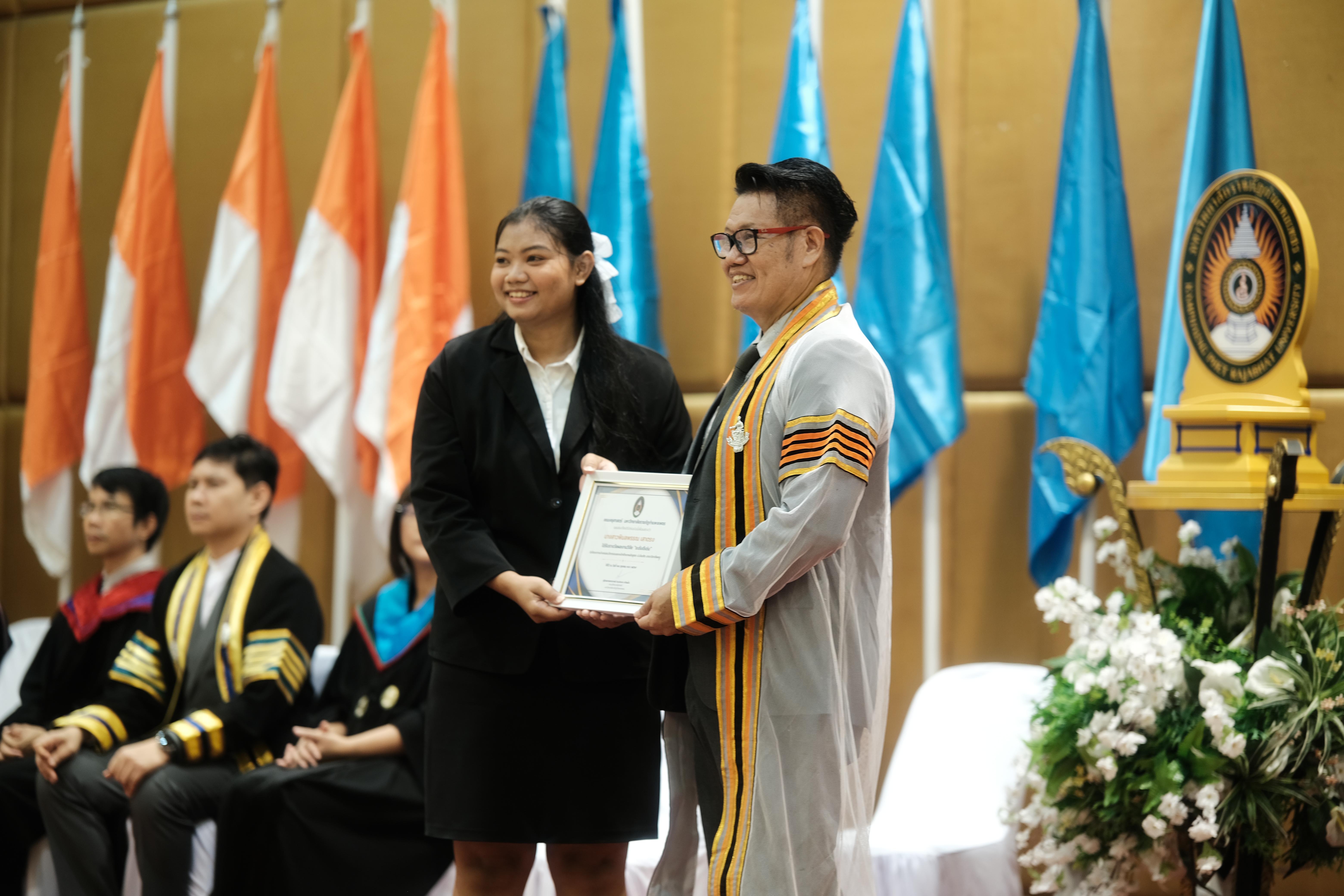 43. คณะครุศาสตร์มหาลัยราชภัฏกำแพงเพชร จัดกิจกรรมมอบเกียรติบัตรและแสดงความยินดีกับผู้สำเร็จการศึกษานักศึกษาหลักสูตรประกาศนียบัตรบัณฑิต สาขาวิชาชีพครู
