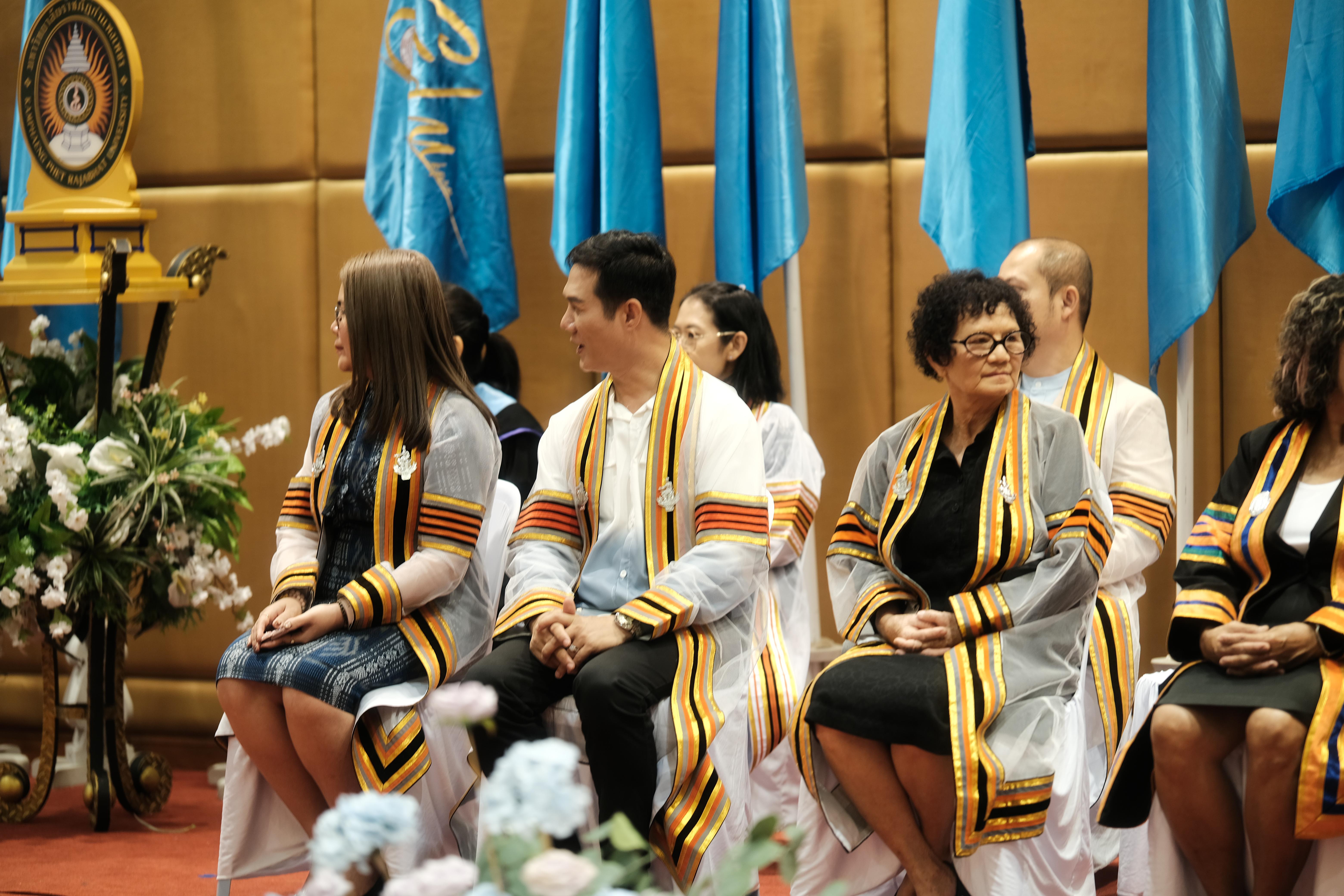 46. คณะครุศาสตร์มหาลัยราชภัฏกำแพงเพชร จัดกิจกรรมมอบเกียรติบัตรและแสดงความยินดีกับผู้สำเร็จการศึกษานักศึกษาหลักสูตรประกาศนียบัตรบัณฑิต สาขาวิชาชีพครู