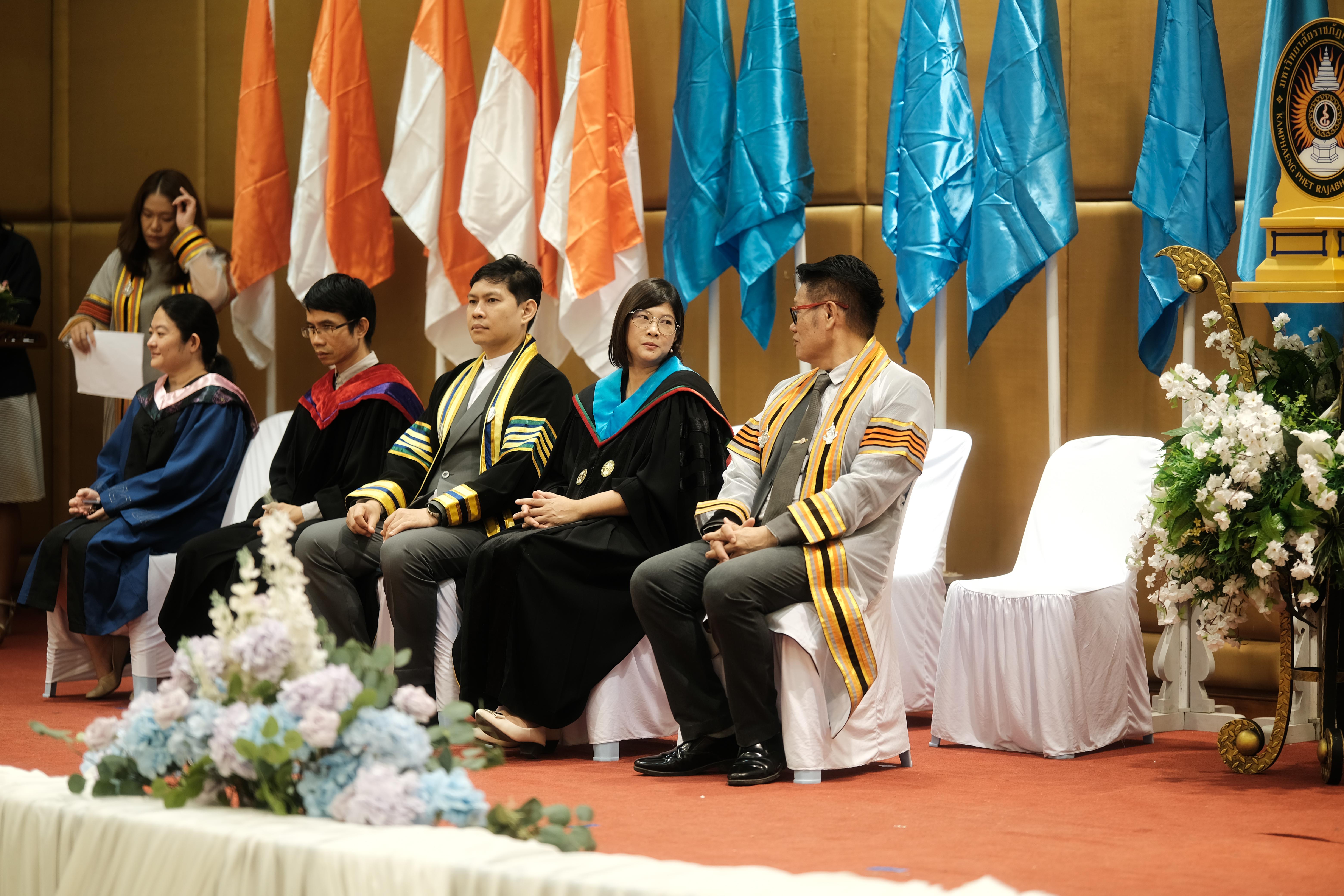 47. คณะครุศาสตร์มหาลัยราชภัฏกำแพงเพชร จัดกิจกรรมมอบเกียรติบัตรและแสดงความยินดีกับผู้สำเร็จการศึกษานักศึกษาหลักสูตรประกาศนียบัตรบัณฑิต สาขาวิชาชีพครู