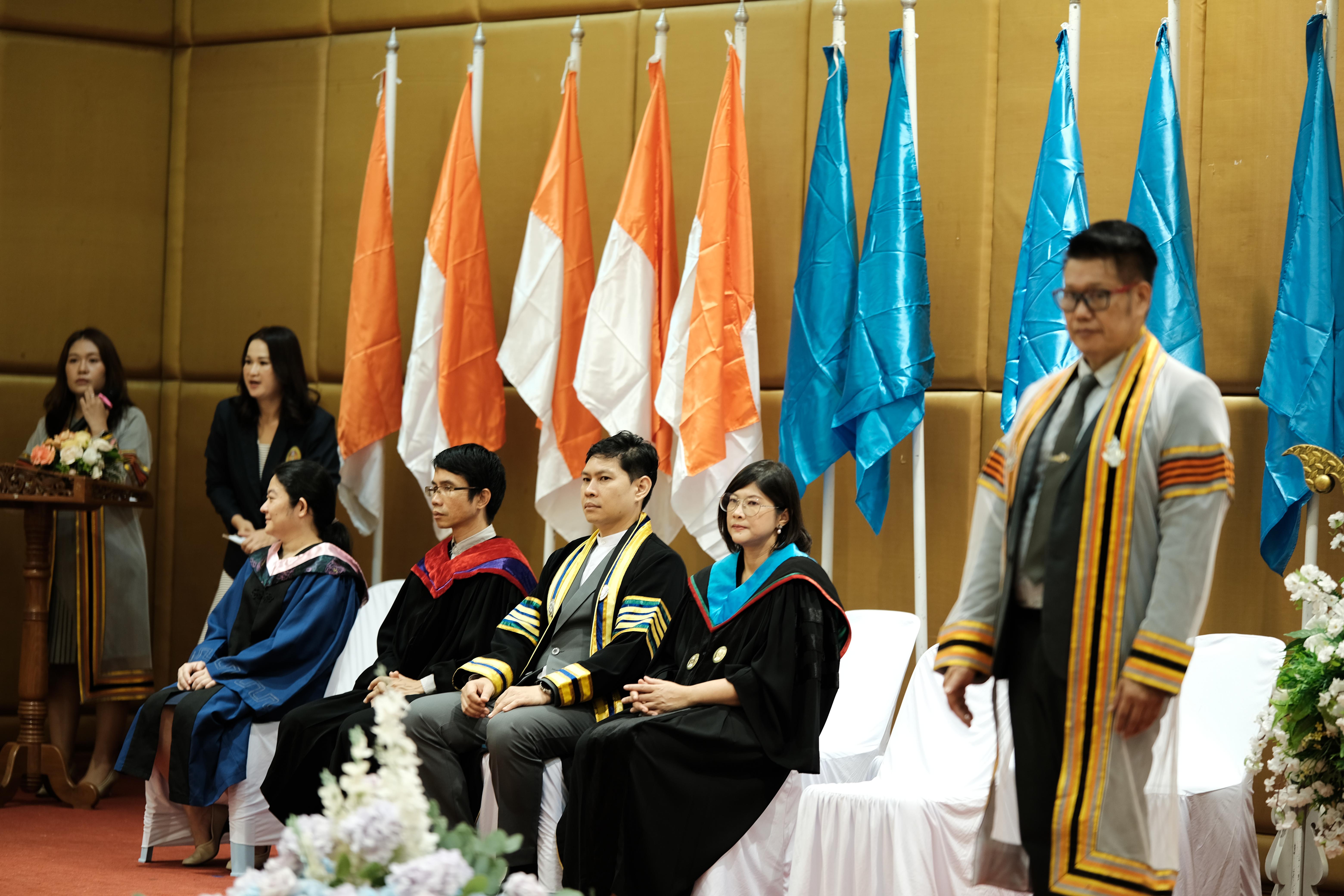 49. คณะครุศาสตร์มหาลัยราชภัฏกำแพงเพชร จัดกิจกรรมมอบเกียรติบัตรและแสดงความยินดีกับผู้สำเร็จการศึกษานักศึกษาหลักสูตรประกาศนียบัตรบัณฑิต สาขาวิชาชีพครู