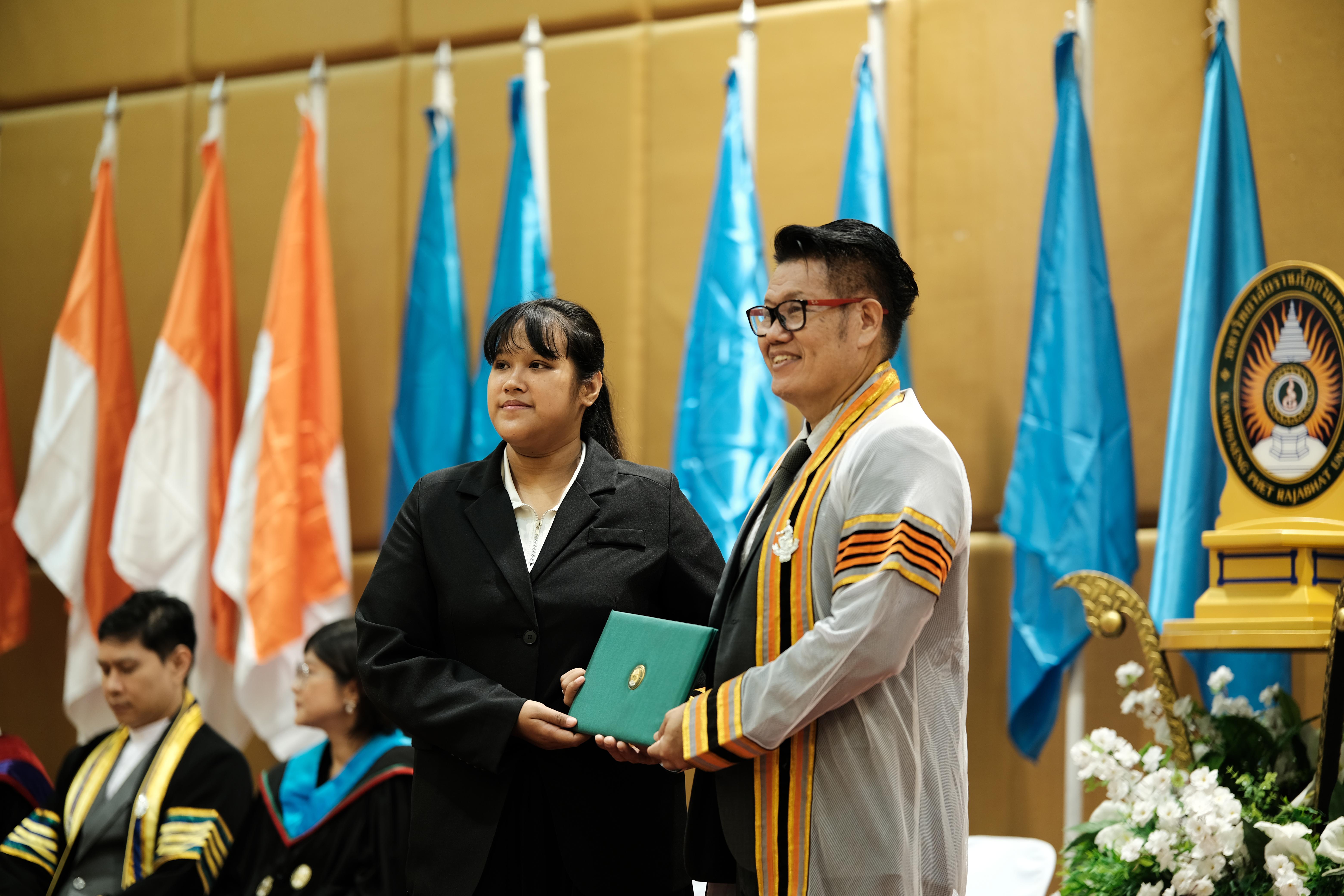 51. คณะครุศาสตร์มหาลัยราชภัฏกำแพงเพชร จัดกิจกรรมมอบเกียรติบัตรและแสดงความยินดีกับผู้สำเร็จการศึกษานักศึกษาหลักสูตรประกาศนียบัตรบัณฑิต สาขาวิชาชีพครู