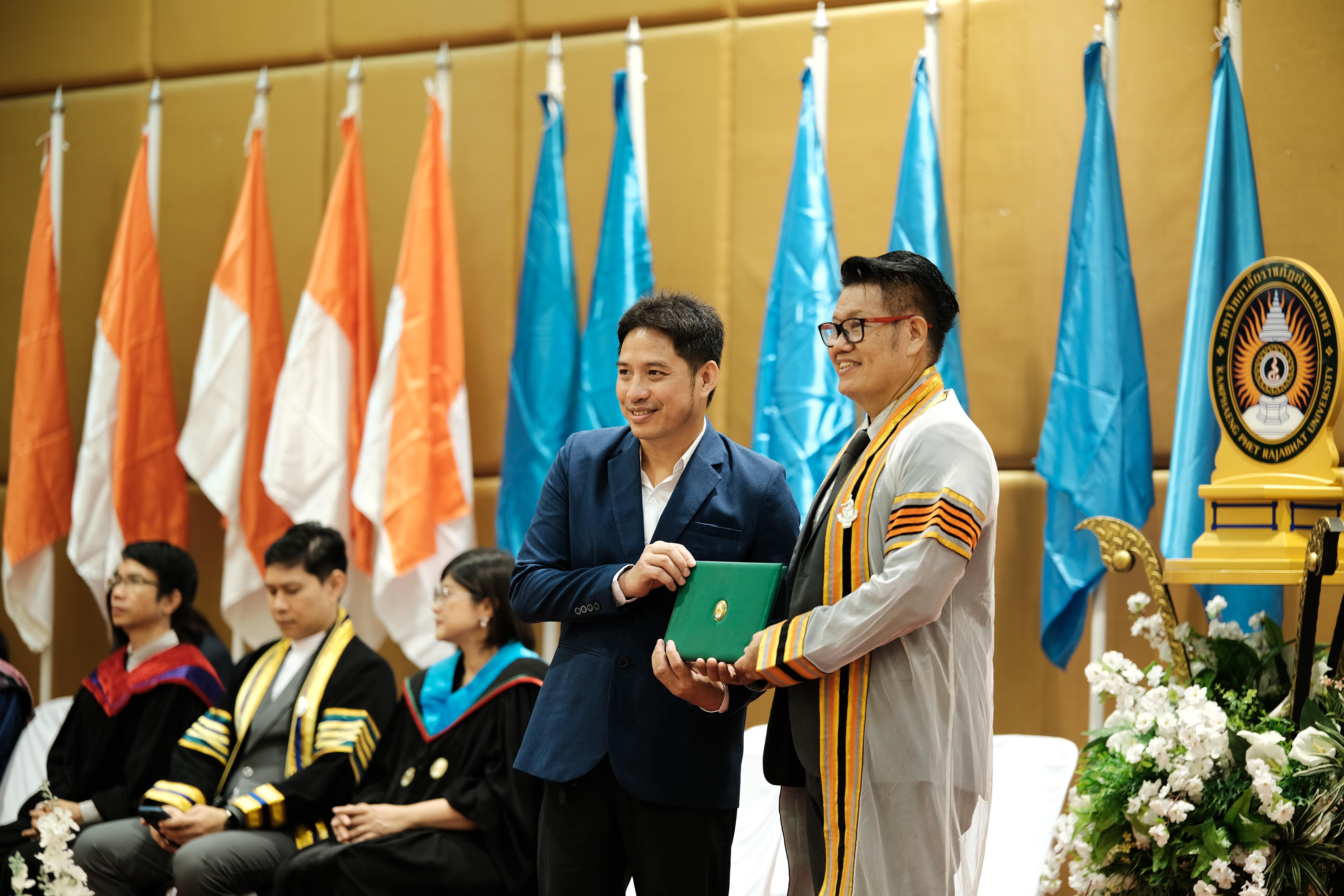 52. คณะครุศาสตร์มหาลัยราชภัฏกำแพงเพชร จัดกิจกรรมมอบเกียรติบัตรและแสดงความยินดีกับผู้สำเร็จการศึกษานักศึกษาหลักสูตรประกาศนียบัตรบัณฑิต สาขาวิชาชีพครู