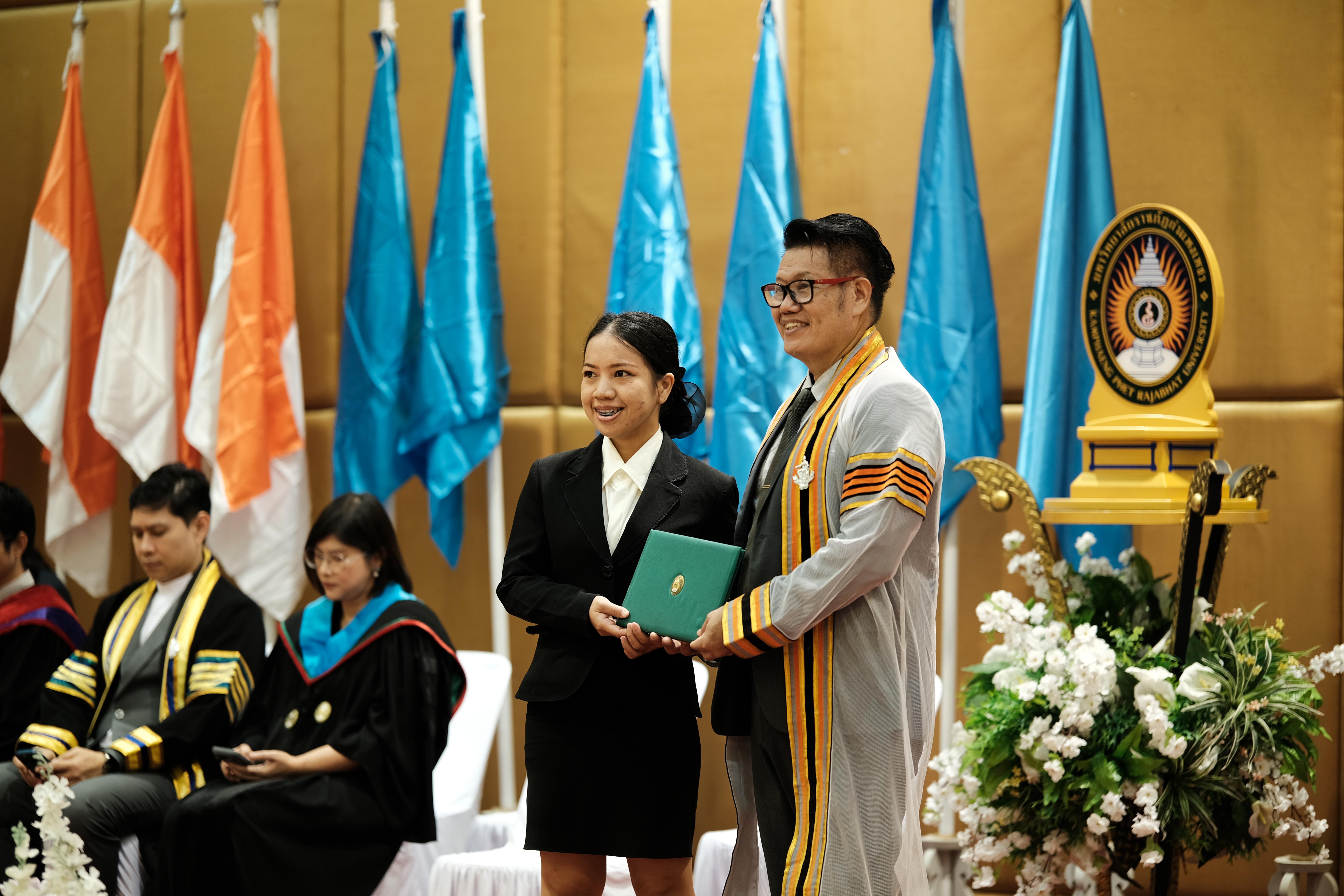 53. คณะครุศาสตร์มหาลัยราชภัฏกำแพงเพชร จัดกิจกรรมมอบเกียรติบัตรและแสดงความยินดีกับผู้สำเร็จการศึกษานักศึกษาหลักสูตรประกาศนียบัตรบัณฑิต สาขาวิชาชีพครู
