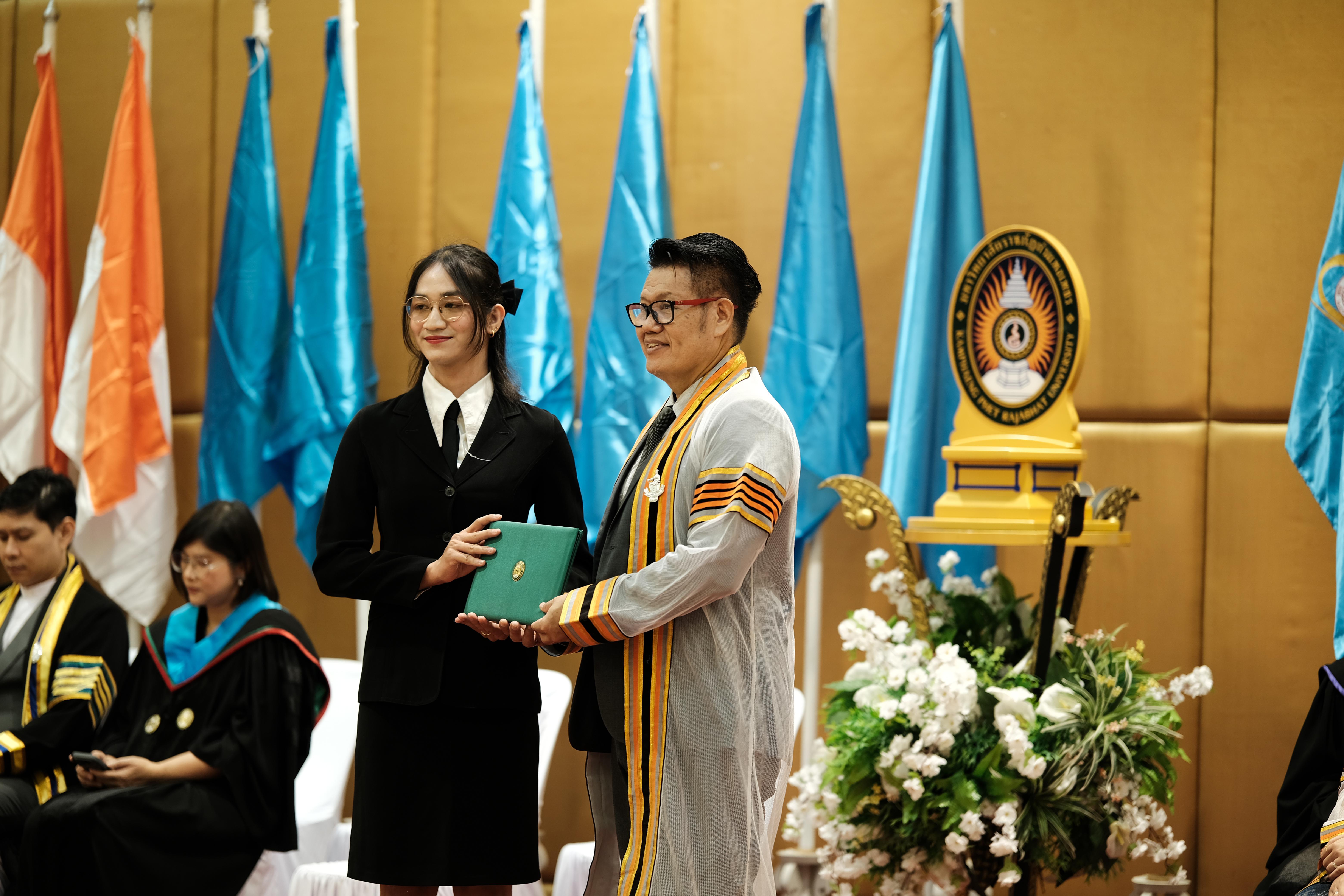 54. คณะครุศาสตร์มหาลัยราชภัฏกำแพงเพชร จัดกิจกรรมมอบเกียรติบัตรและแสดงความยินดีกับผู้สำเร็จการศึกษานักศึกษาหลักสูตรประกาศนียบัตรบัณฑิต สาขาวิชาชีพครู