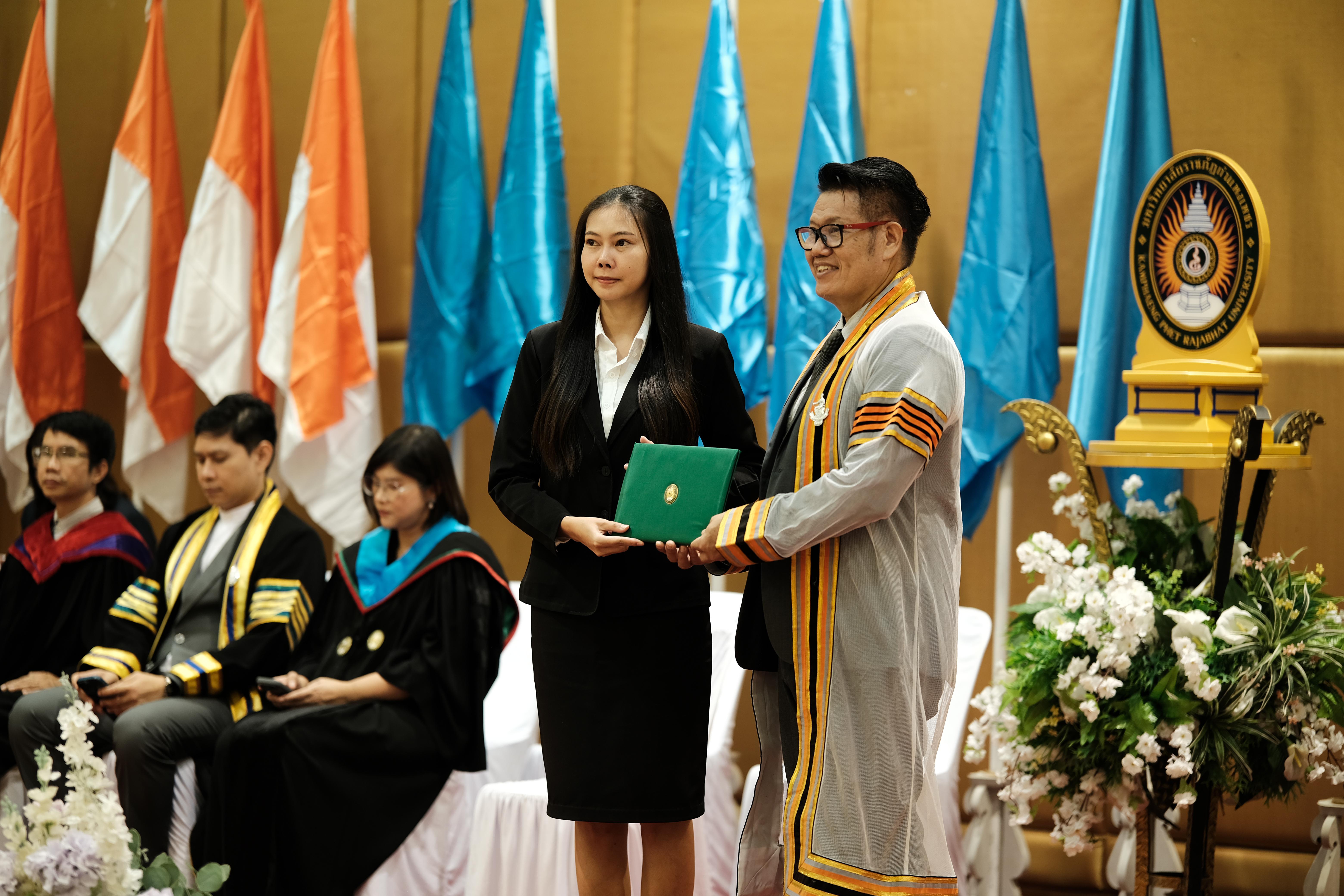 55. คณะครุศาสตร์มหาลัยราชภัฏกำแพงเพชร จัดกิจกรรมมอบเกียรติบัตรและแสดงความยินดีกับผู้สำเร็จการศึกษานักศึกษาหลักสูตรประกาศนียบัตรบัณฑิต สาขาวิชาชีพครู