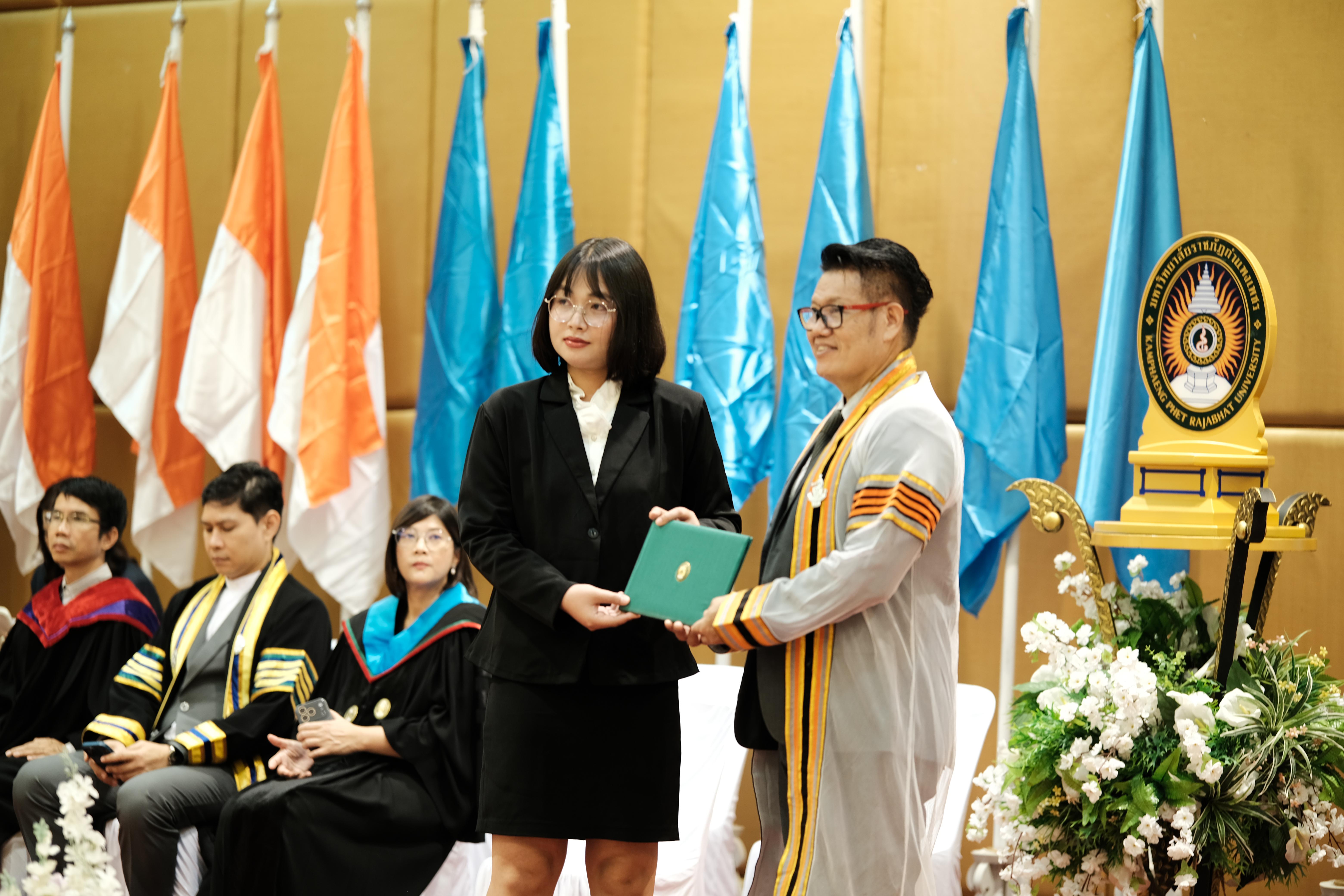 56. คณะครุศาสตร์มหาลัยราชภัฏกำแพงเพชร จัดกิจกรรมมอบเกียรติบัตรและแสดงความยินดีกับผู้สำเร็จการศึกษานักศึกษาหลักสูตรประกาศนียบัตรบัณฑิต สาขาวิชาชีพครู