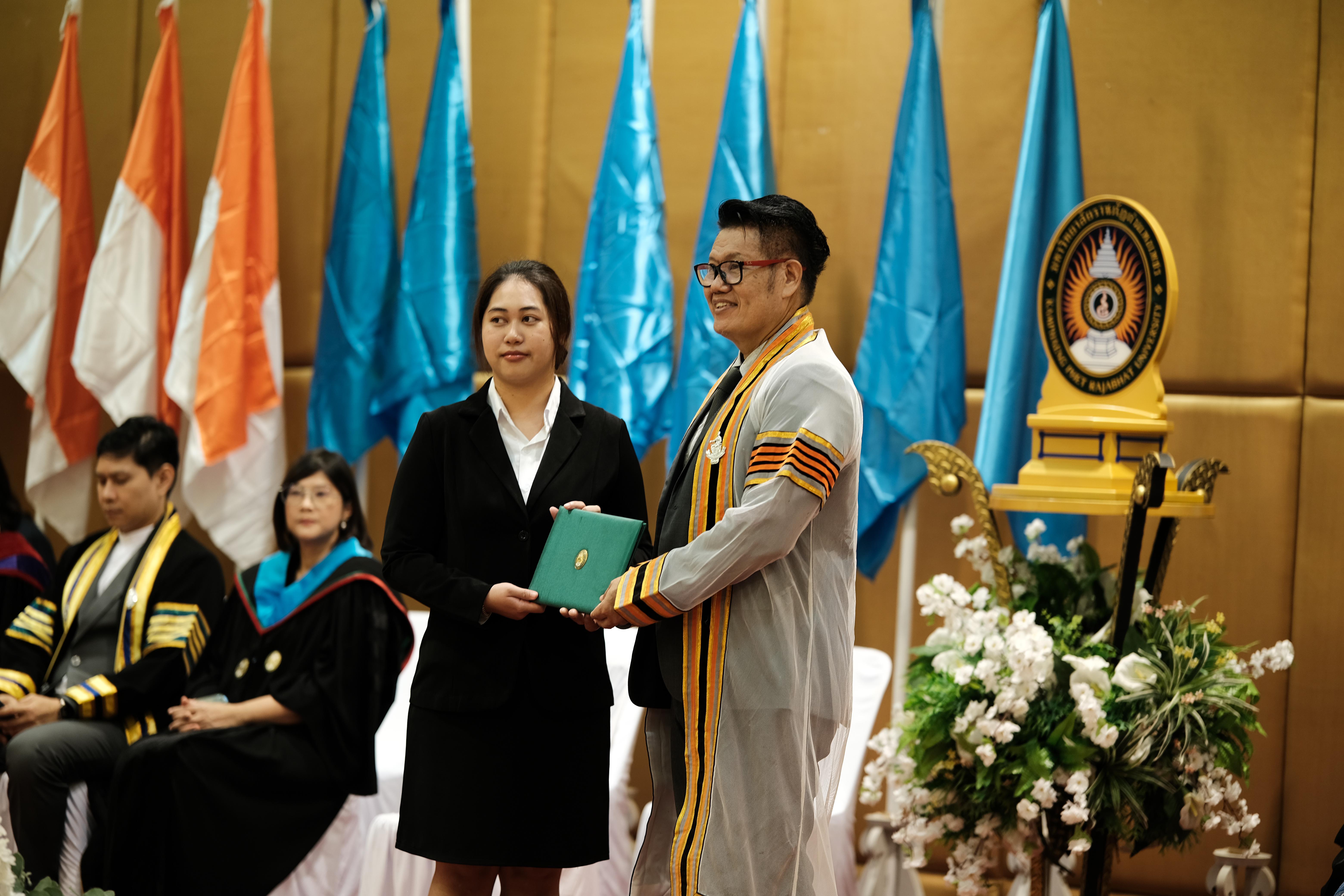 57. คณะครุศาสตร์มหาลัยราชภัฏกำแพงเพชร จัดกิจกรรมมอบเกียรติบัตรและแสดงความยินดีกับผู้สำเร็จการศึกษานักศึกษาหลักสูตรประกาศนียบัตรบัณฑิต สาขาวิชาชีพครู