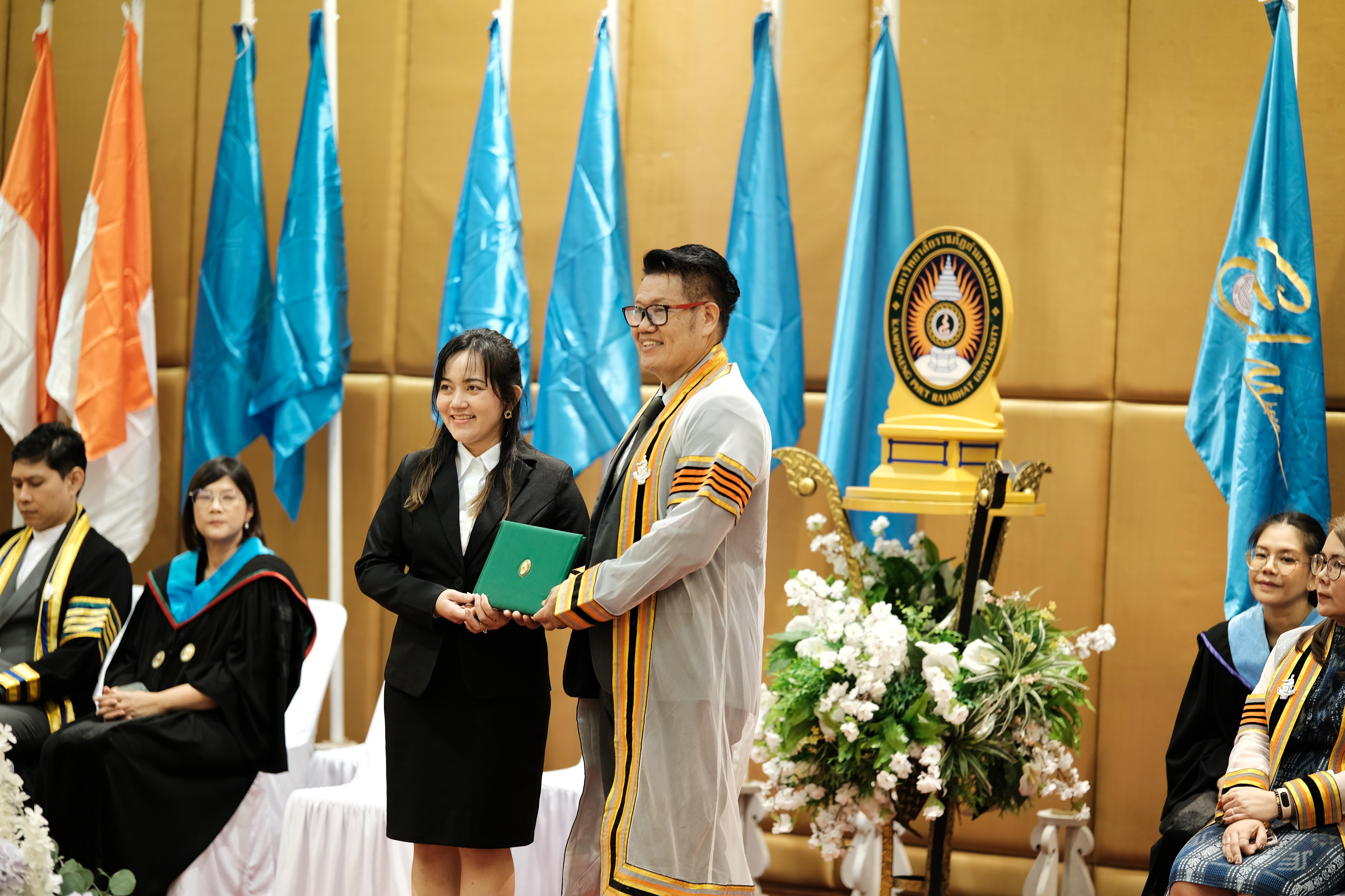 58. คณะครุศาสตร์มหาลัยราชภัฏกำแพงเพชร จัดกิจกรรมมอบเกียรติบัตรและแสดงความยินดีกับผู้สำเร็จการศึกษานักศึกษาหลักสูตรประกาศนียบัตรบัณฑิต สาขาวิชาชีพครู