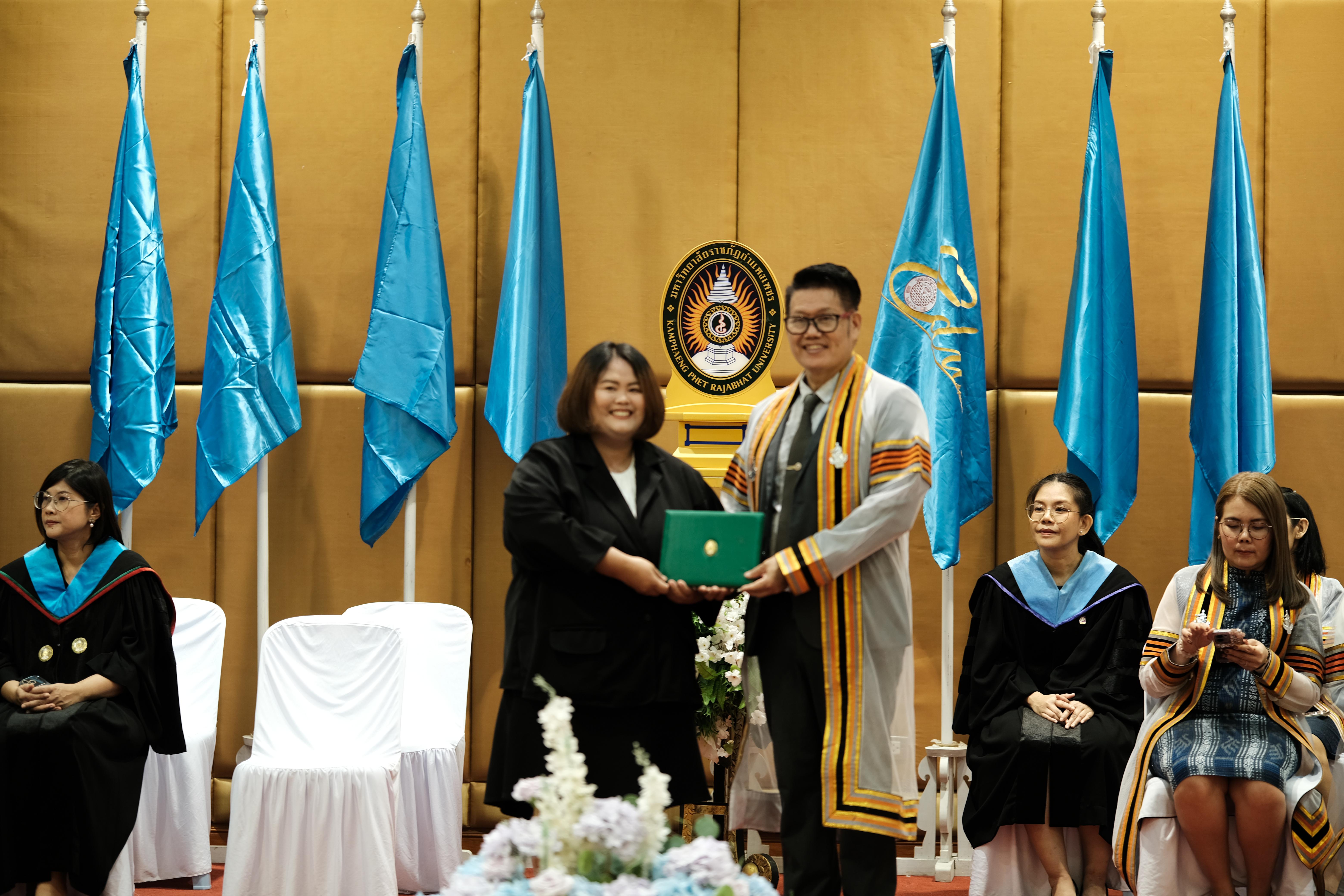 59. คณะครุศาสตร์มหาลัยราชภัฏกำแพงเพชร จัดกิจกรรมมอบเกียรติบัตรและแสดงความยินดีกับผู้สำเร็จการศึกษานักศึกษาหลักสูตรประกาศนียบัตรบัณฑิต สาขาวิชาชีพครู