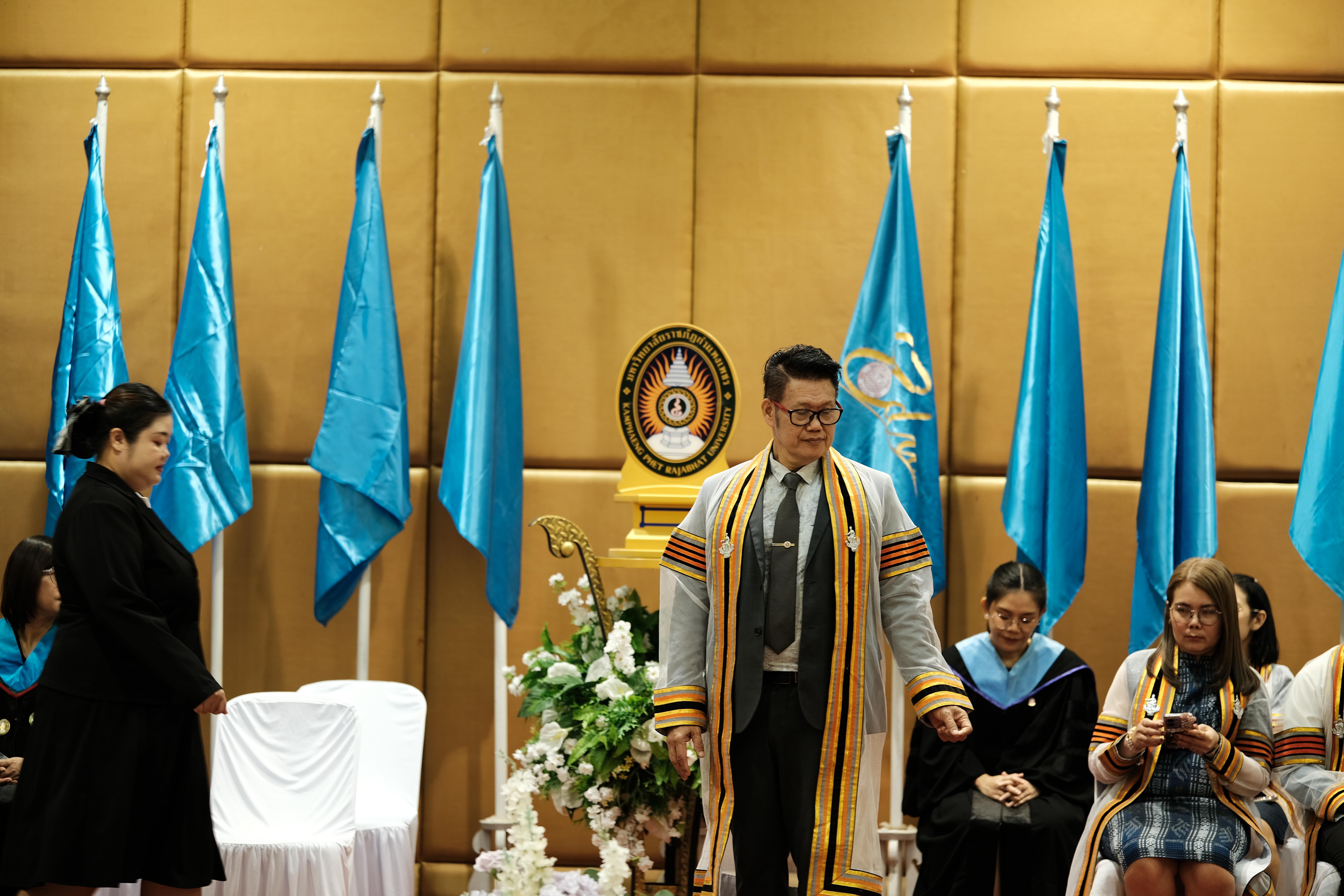 60. คณะครุศาสตร์มหาลัยราชภัฏกำแพงเพชร จัดกิจกรรมมอบเกียรติบัตรและแสดงความยินดีกับผู้สำเร็จการศึกษานักศึกษาหลักสูตรประกาศนียบัตรบัณฑิต สาขาวิชาชีพครู