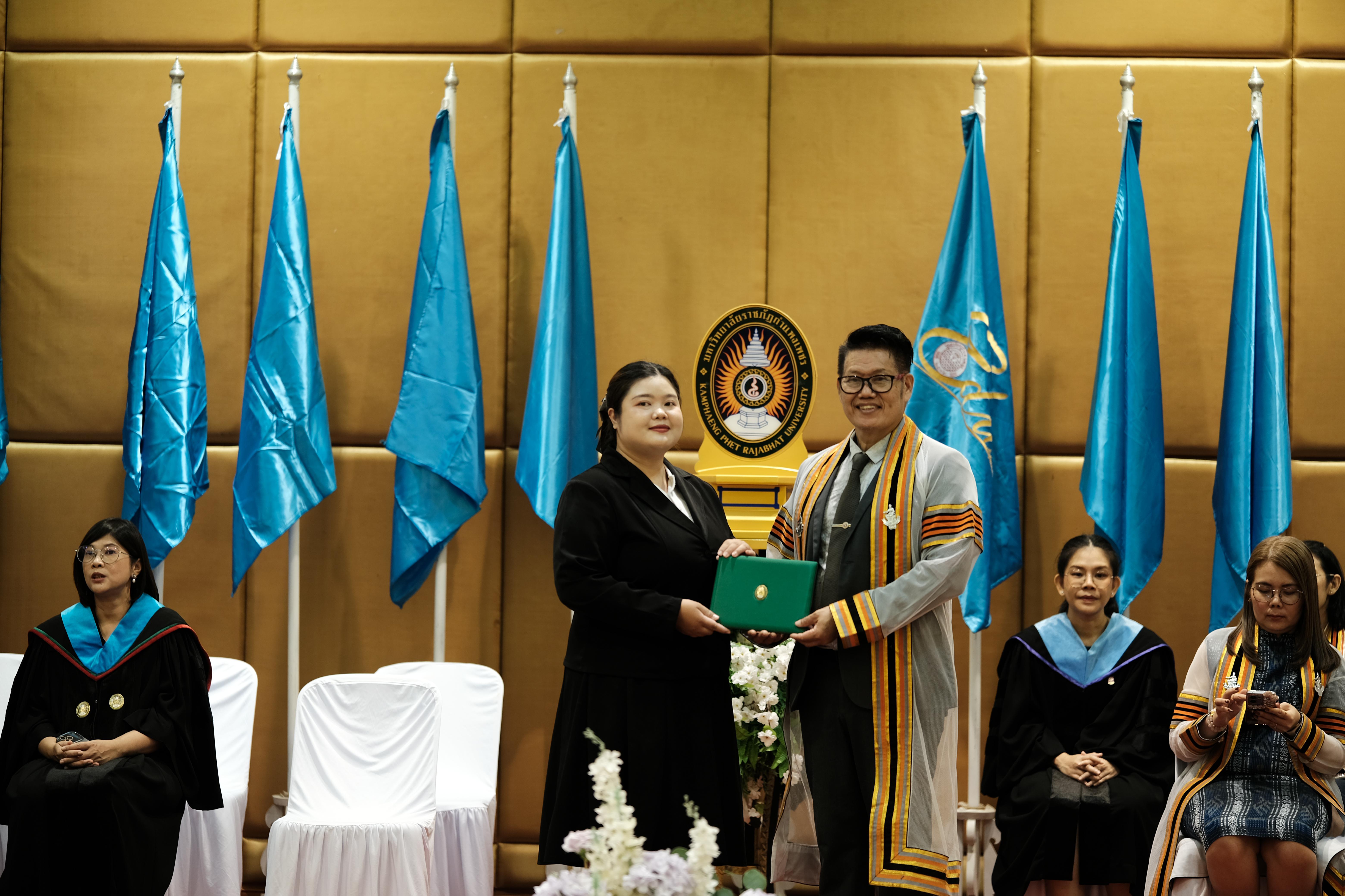 61. คณะครุศาสตร์มหาลัยราชภัฏกำแพงเพชร จัดกิจกรรมมอบเกียรติบัตรและแสดงความยินดีกับผู้สำเร็จการศึกษานักศึกษาหลักสูตรประกาศนียบัตรบัณฑิต สาขาวิชาชีพครู