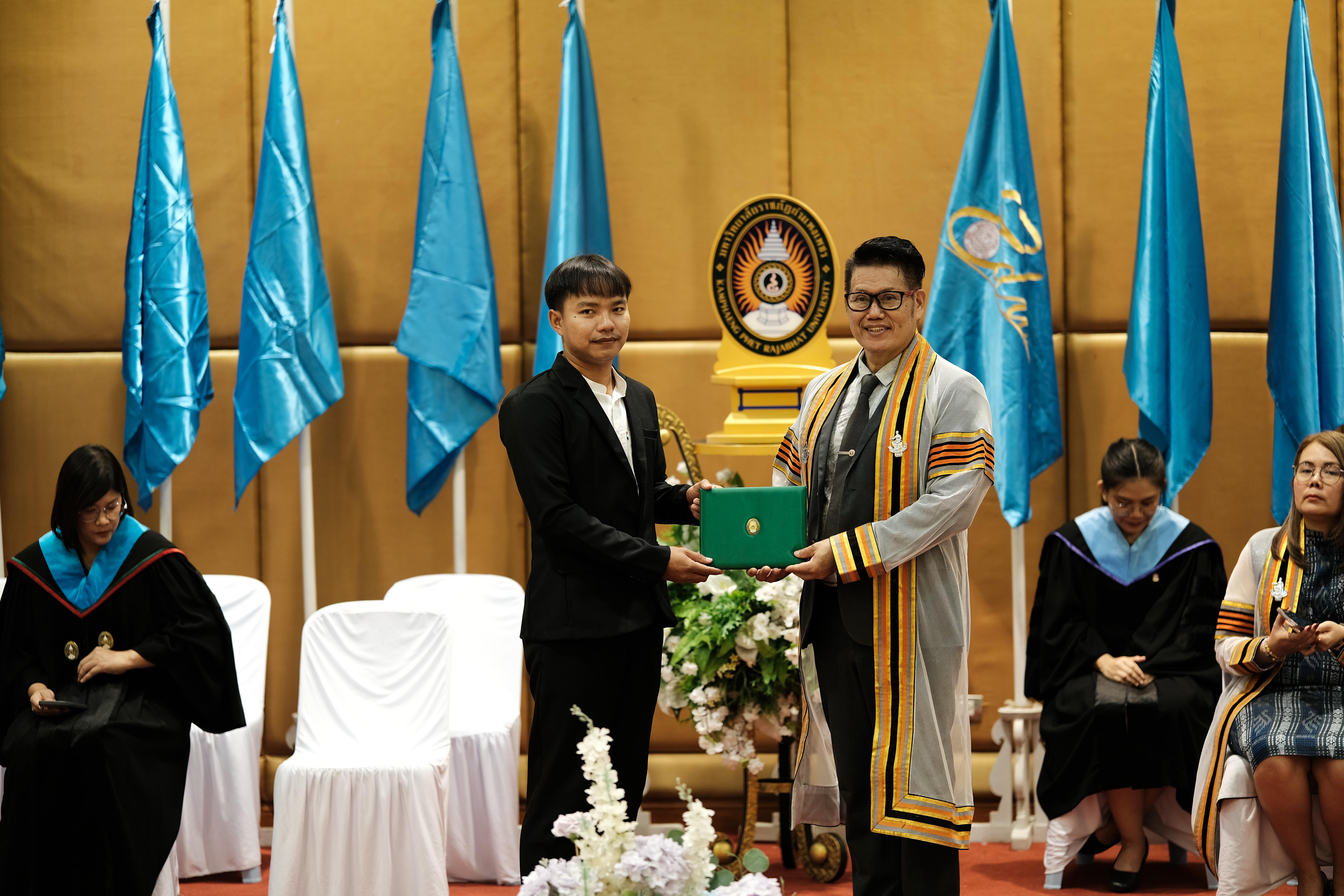 62. คณะครุศาสตร์มหาลัยราชภัฏกำแพงเพชร จัดกิจกรรมมอบเกียรติบัตรและแสดงความยินดีกับผู้สำเร็จการศึกษานักศึกษาหลักสูตรประกาศนียบัตรบัณฑิต สาขาวิชาชีพครู