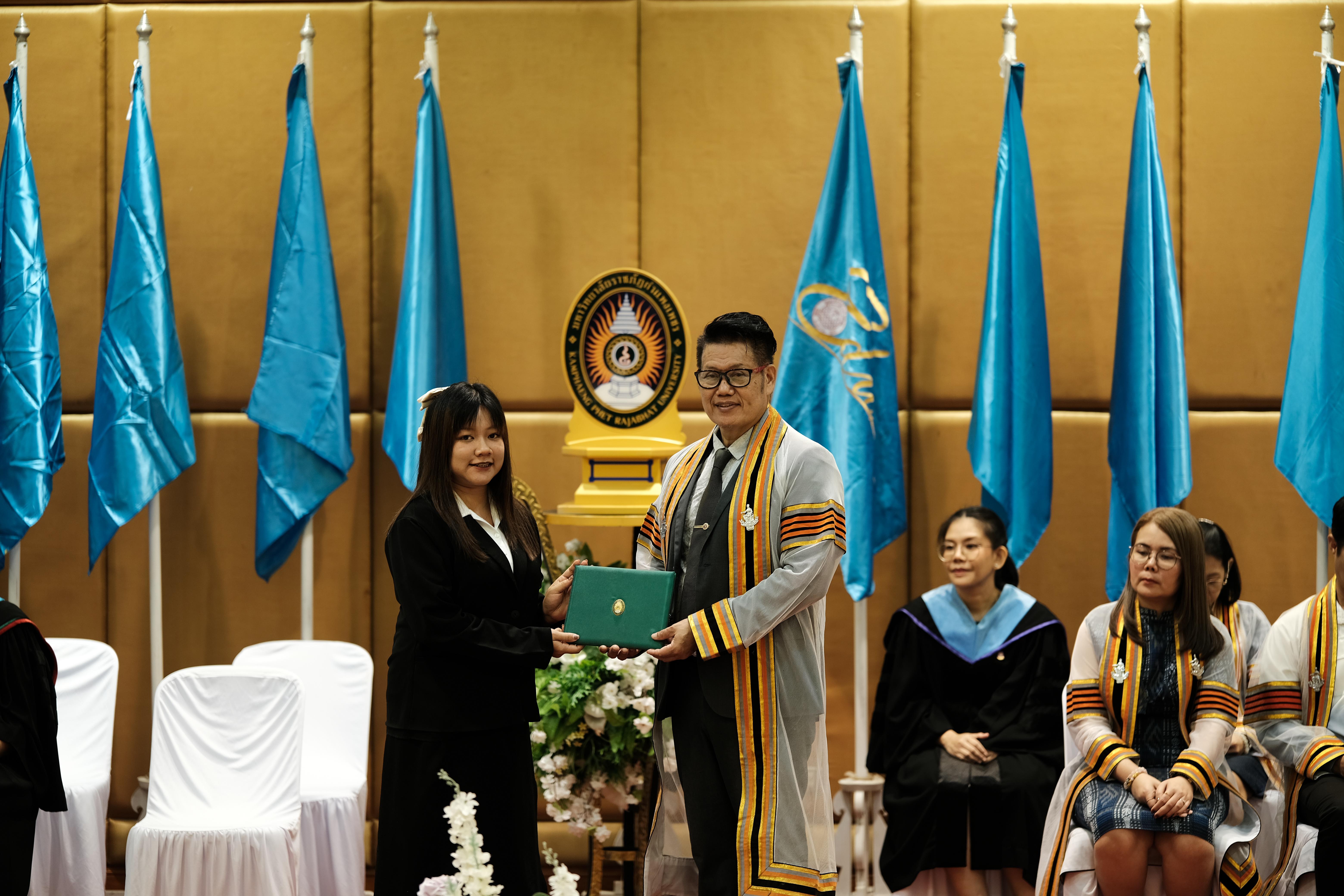 63. คณะครุศาสตร์มหาลัยราชภัฏกำแพงเพชร จัดกิจกรรมมอบเกียรติบัตรและแสดงความยินดีกับผู้สำเร็จการศึกษานักศึกษาหลักสูตรประกาศนียบัตรบัณฑิต สาขาวิชาชีพครู