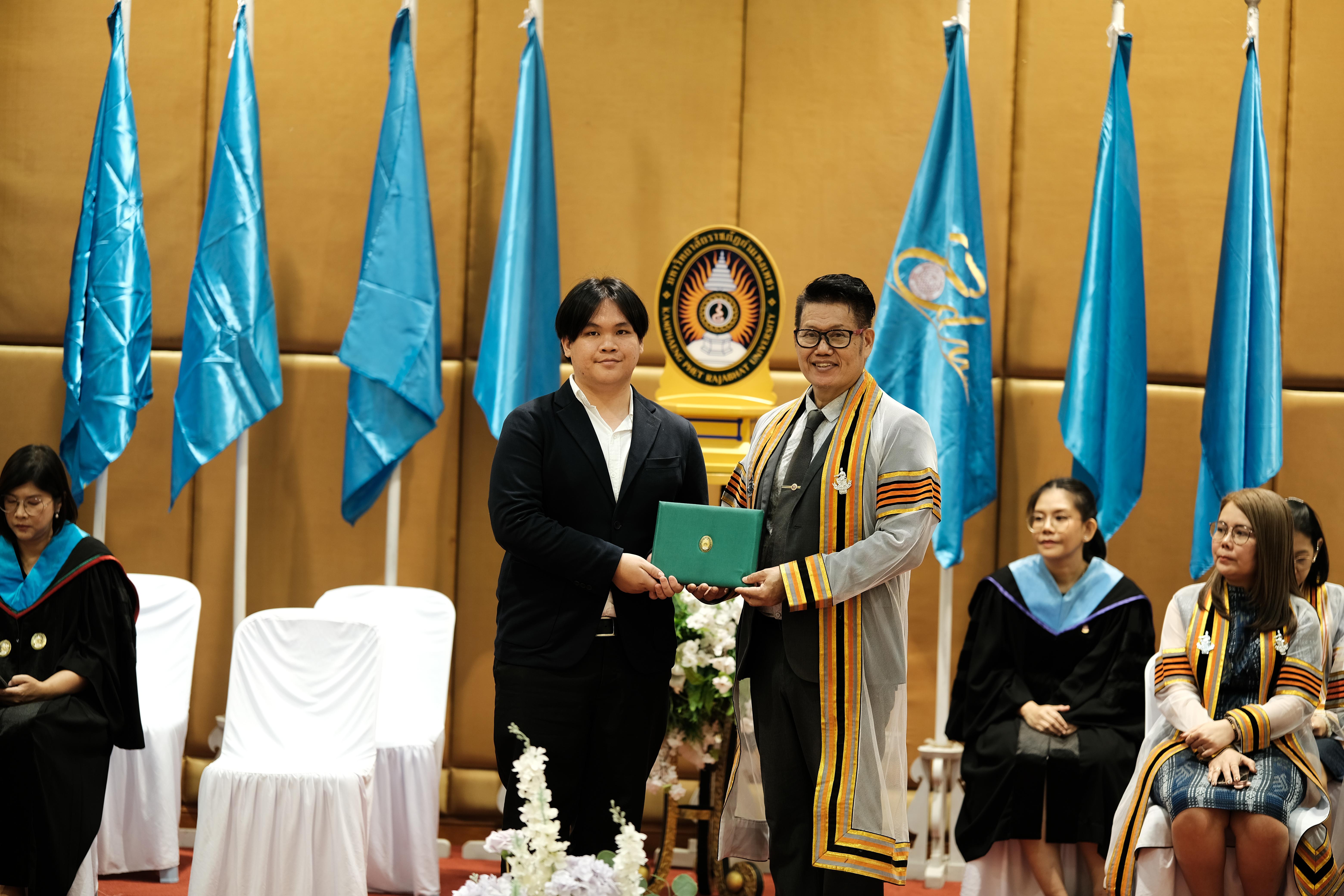64. คณะครุศาสตร์มหาลัยราชภัฏกำแพงเพชร จัดกิจกรรมมอบเกียรติบัตรและแสดงความยินดีกับผู้สำเร็จการศึกษานักศึกษาหลักสูตรประกาศนียบัตรบัณฑิต สาขาวิชาชีพครู