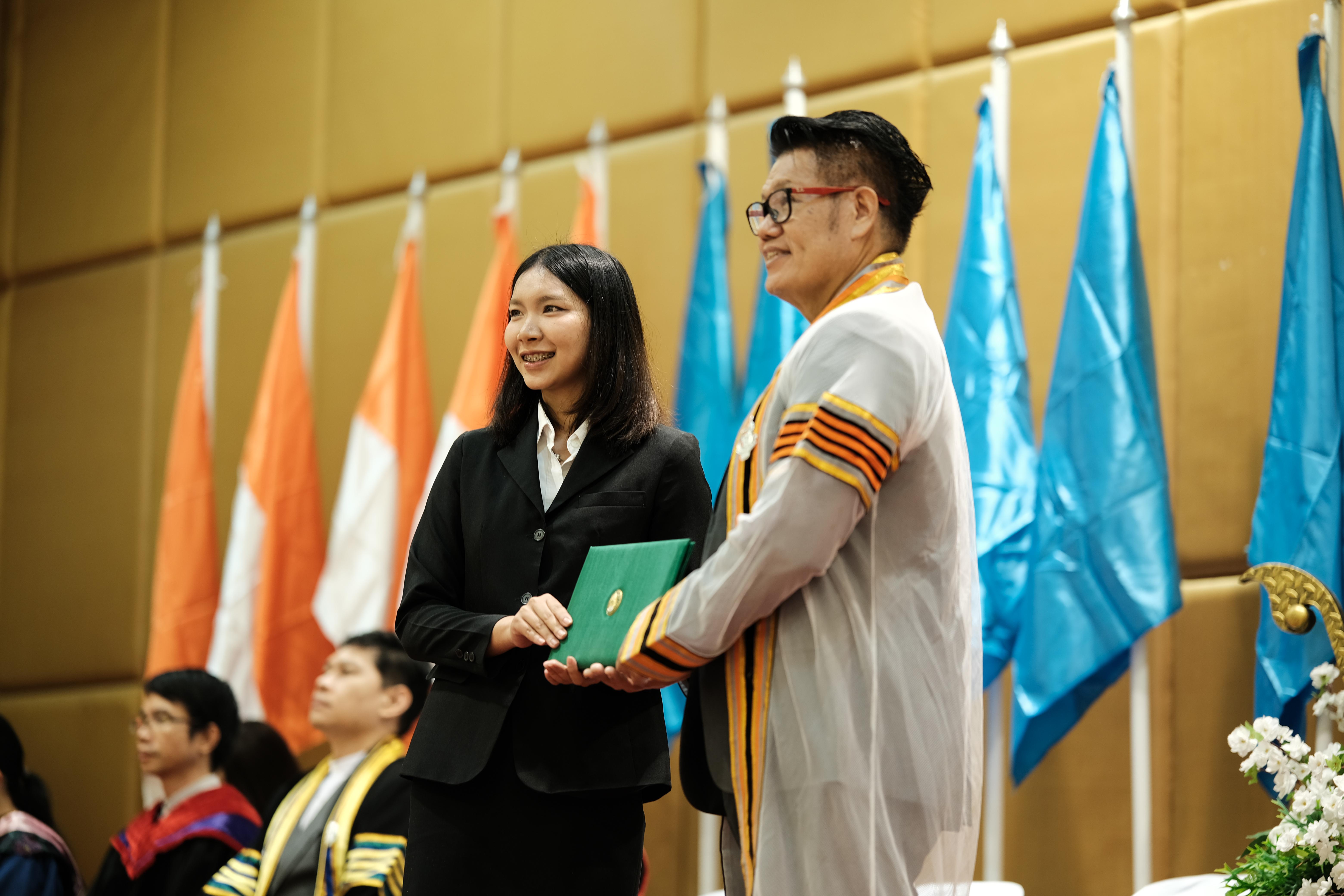 65. คณะครุศาสตร์มหาลัยราชภัฏกำแพงเพชร จัดกิจกรรมมอบเกียรติบัตรและแสดงความยินดีกับผู้สำเร็จการศึกษานักศึกษาหลักสูตรประกาศนียบัตรบัณฑิต สาขาวิชาชีพครู