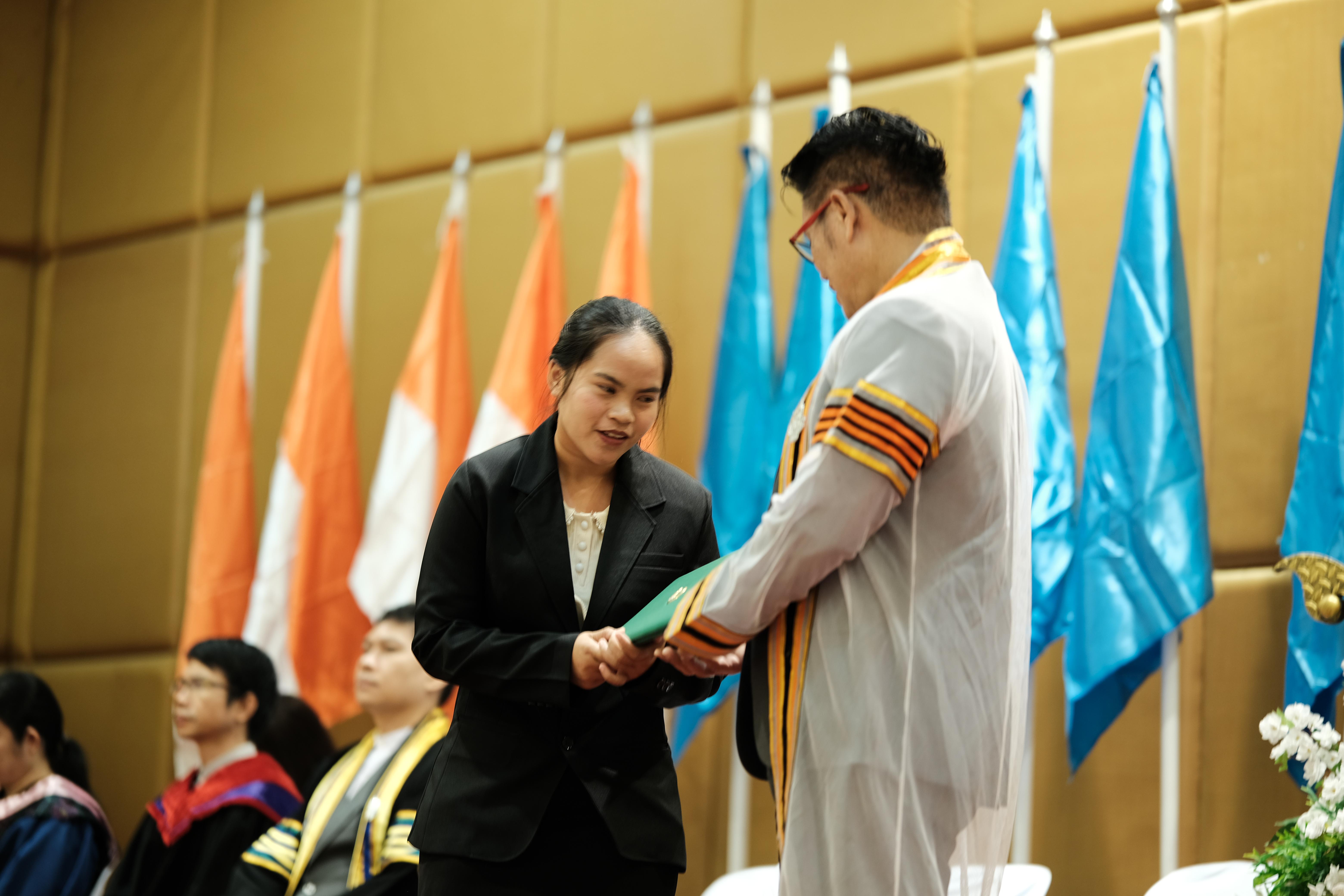 66. คณะครุศาสตร์มหาลัยราชภัฏกำแพงเพชร จัดกิจกรรมมอบเกียรติบัตรและแสดงความยินดีกับผู้สำเร็จการศึกษานักศึกษาหลักสูตรประกาศนียบัตรบัณฑิต สาขาวิชาชีพครู