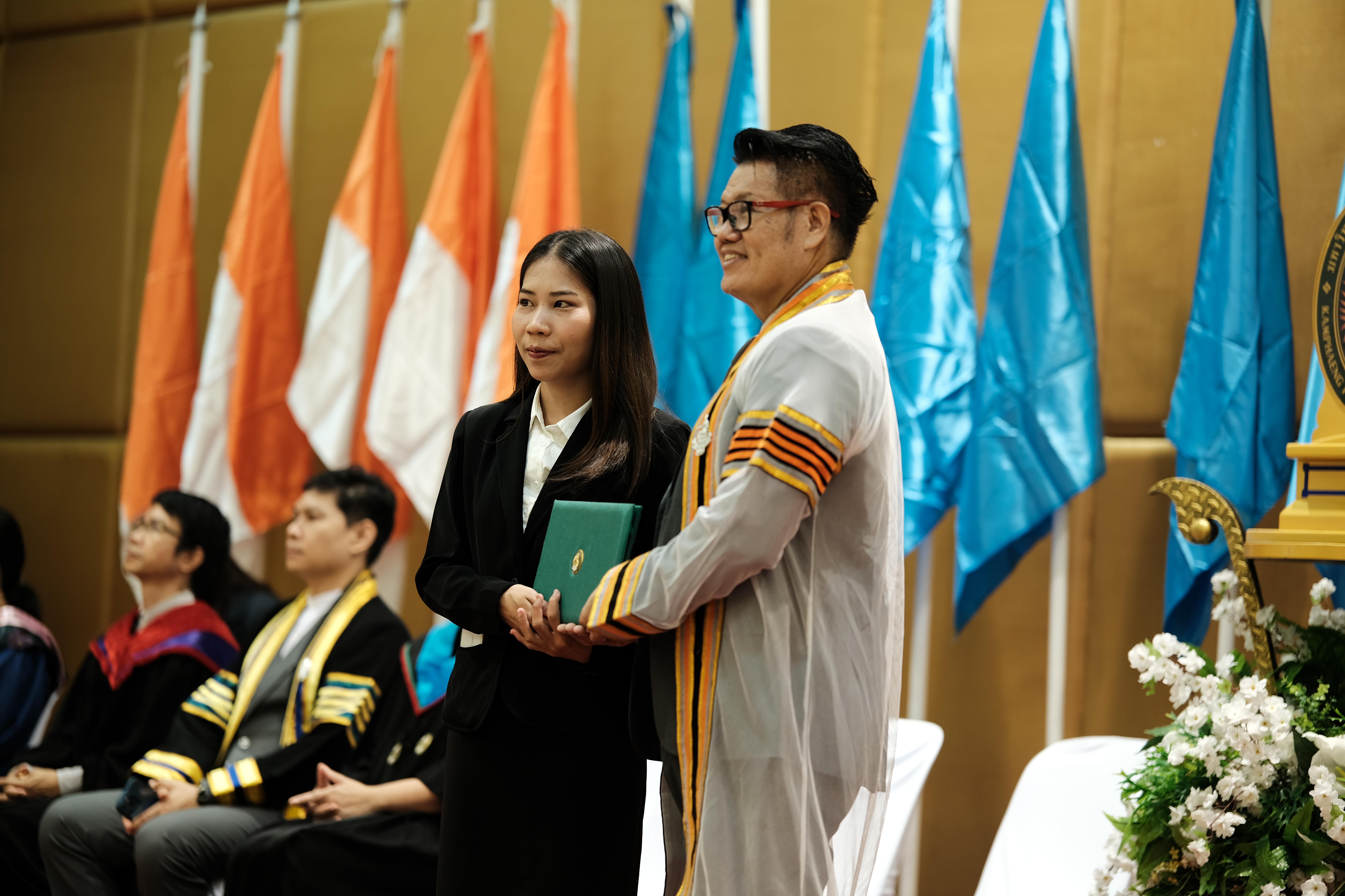 68. คณะครุศาสตร์มหาลัยราชภัฏกำแพงเพชร จัดกิจกรรมมอบเกียรติบัตรและแสดงความยินดีกับผู้สำเร็จการศึกษานักศึกษาหลักสูตรประกาศนียบัตรบัณฑิต สาขาวิชาชีพครู