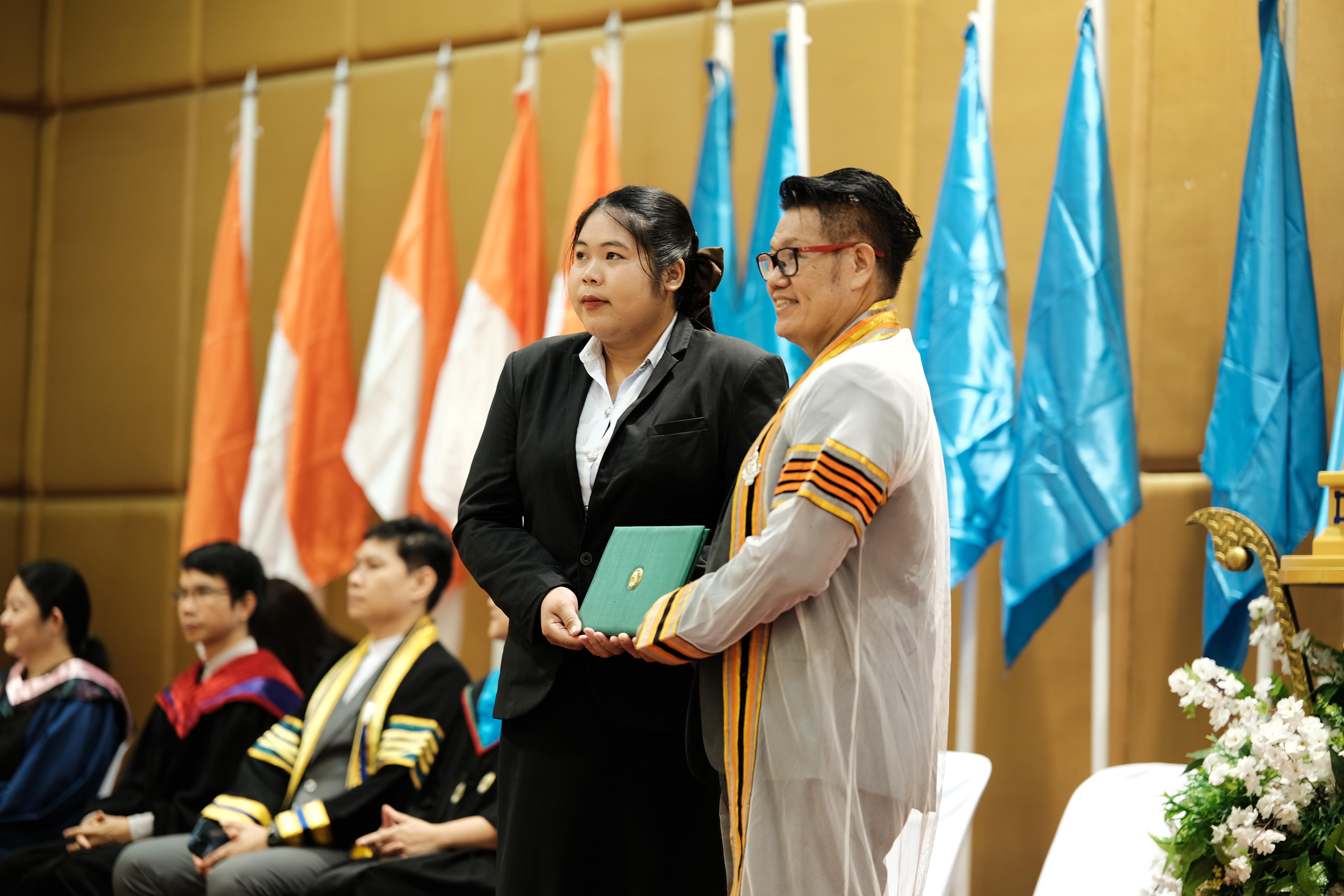 69. คณะครุศาสตร์มหาลัยราชภัฏกำแพงเพชร จัดกิจกรรมมอบเกียรติบัตรและแสดงความยินดีกับผู้สำเร็จการศึกษานักศึกษาหลักสูตรประกาศนียบัตรบัณฑิต สาขาวิชาชีพครู