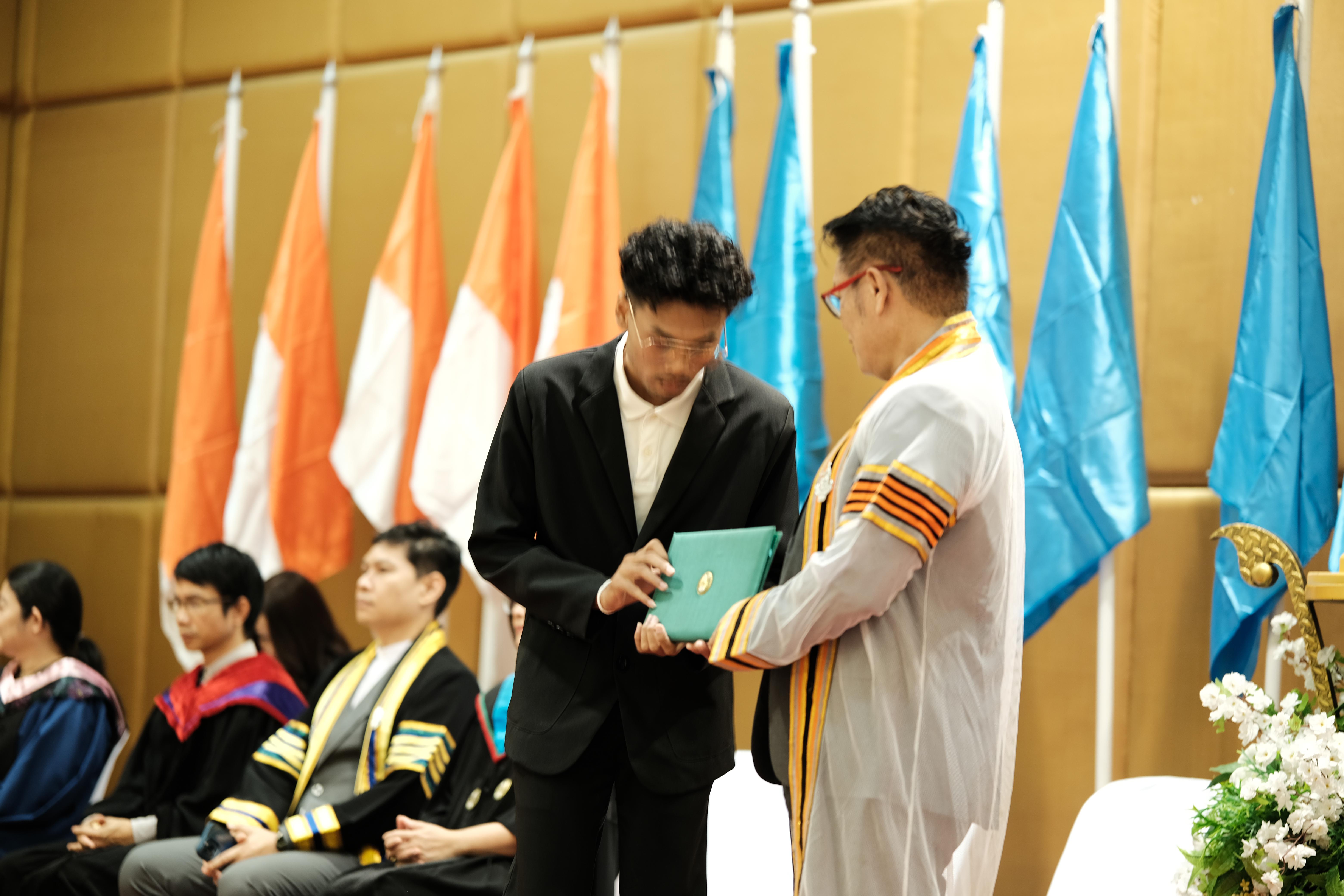 70. คณะครุศาสตร์มหาลัยราชภัฏกำแพงเพชร จัดกิจกรรมมอบเกียรติบัตรและแสดงความยินดีกับผู้สำเร็จการศึกษานักศึกษาหลักสูตรประกาศนียบัตรบัณฑิต สาขาวิชาชีพครู