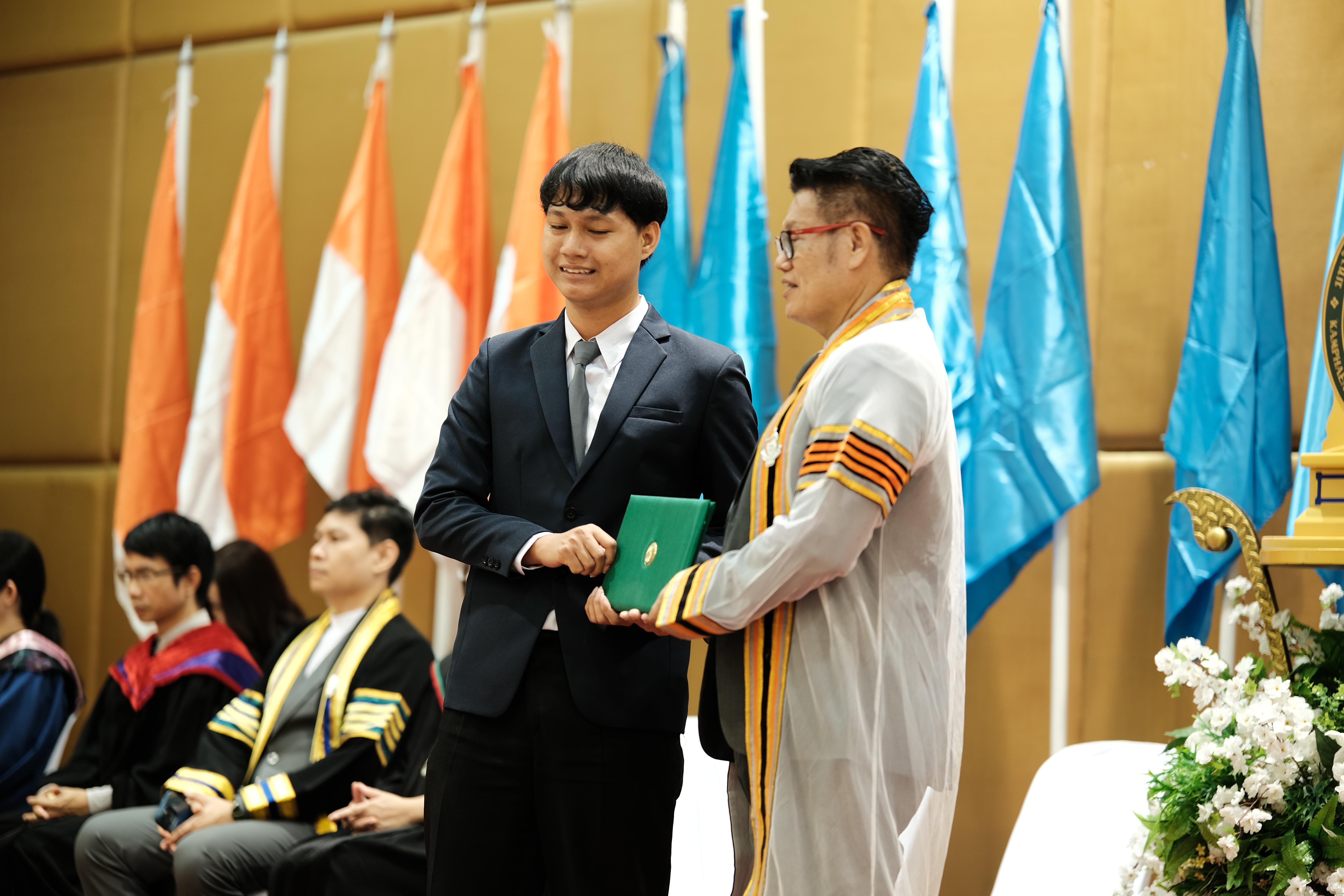 71. คณะครุศาสตร์มหาลัยราชภัฏกำแพงเพชร จัดกิจกรรมมอบเกียรติบัตรและแสดงความยินดีกับผู้สำเร็จการศึกษานักศึกษาหลักสูตรประกาศนียบัตรบัณฑิต สาขาวิชาชีพครู