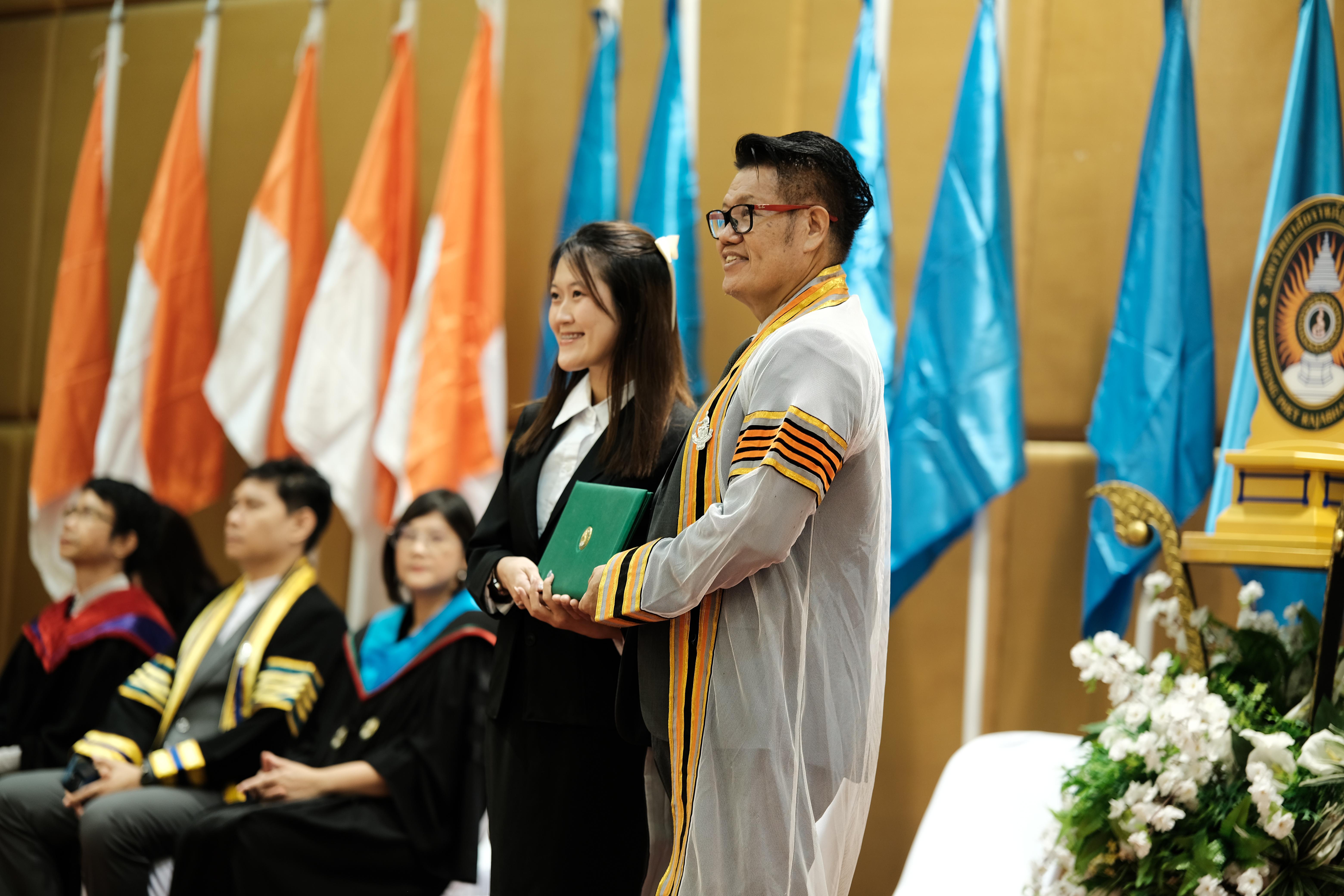 72. คณะครุศาสตร์มหาลัยราชภัฏกำแพงเพชร จัดกิจกรรมมอบเกียรติบัตรและแสดงความยินดีกับผู้สำเร็จการศึกษานักศึกษาหลักสูตรประกาศนียบัตรบัณฑิต สาขาวิชาชีพครู