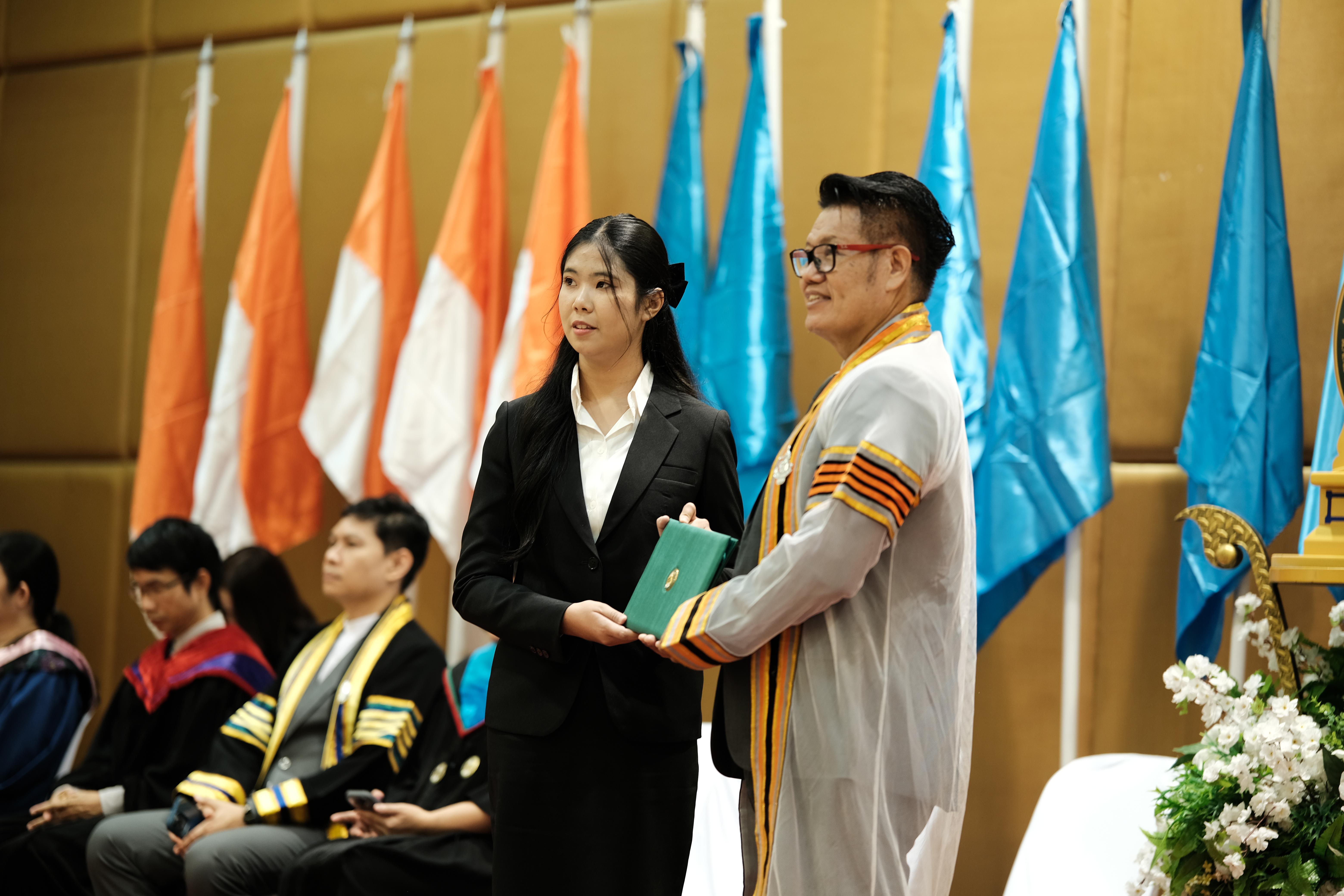 73. คณะครุศาสตร์มหาลัยราชภัฏกำแพงเพชร จัดกิจกรรมมอบเกียรติบัตรและแสดงความยินดีกับผู้สำเร็จการศึกษานักศึกษาหลักสูตรประกาศนียบัตรบัณฑิต สาขาวิชาชีพครู