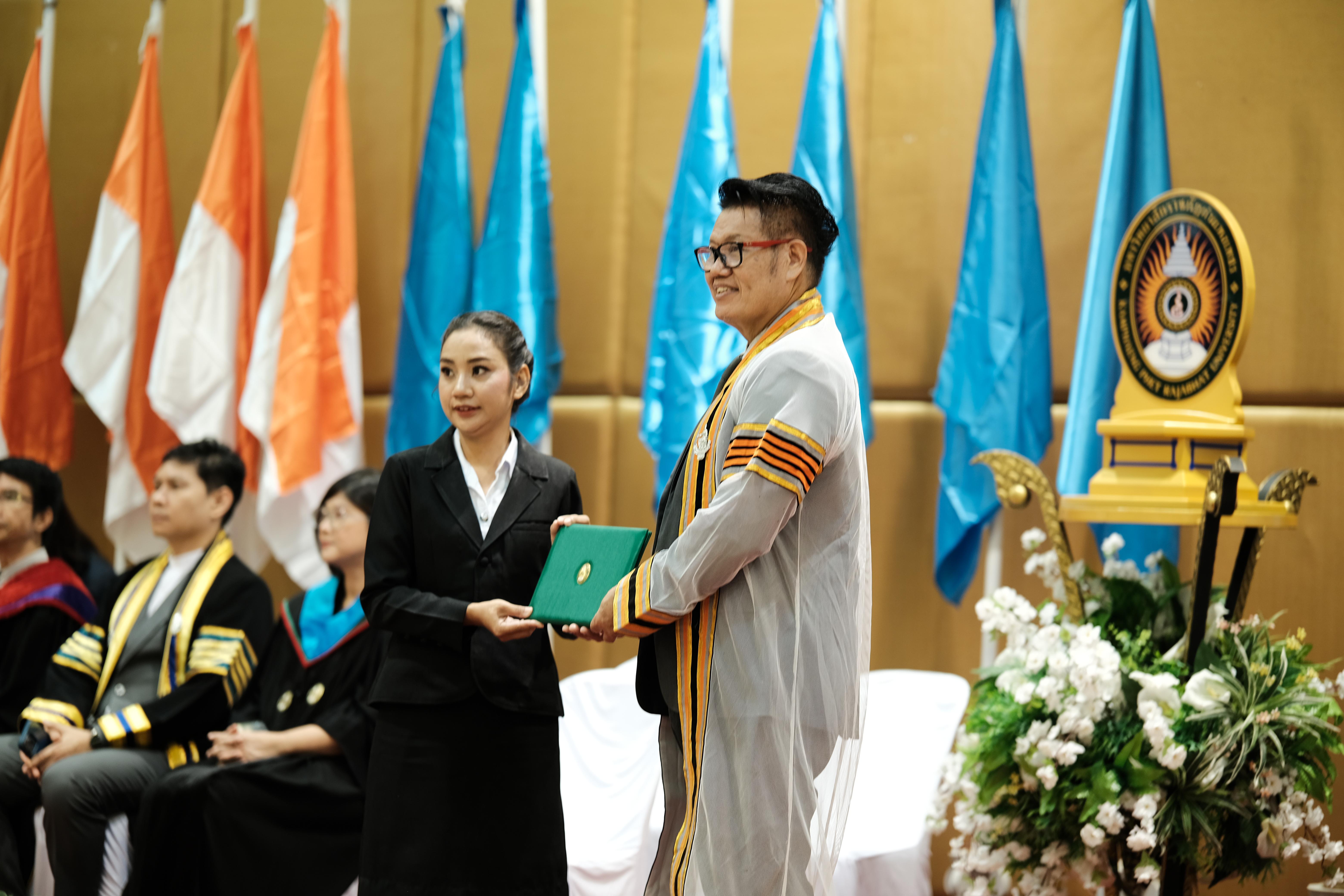 74. คณะครุศาสตร์มหาลัยราชภัฏกำแพงเพชร จัดกิจกรรมมอบเกียรติบัตรและแสดงความยินดีกับผู้สำเร็จการศึกษานักศึกษาหลักสูตรประกาศนียบัตรบัณฑิต สาขาวิชาชีพครู
