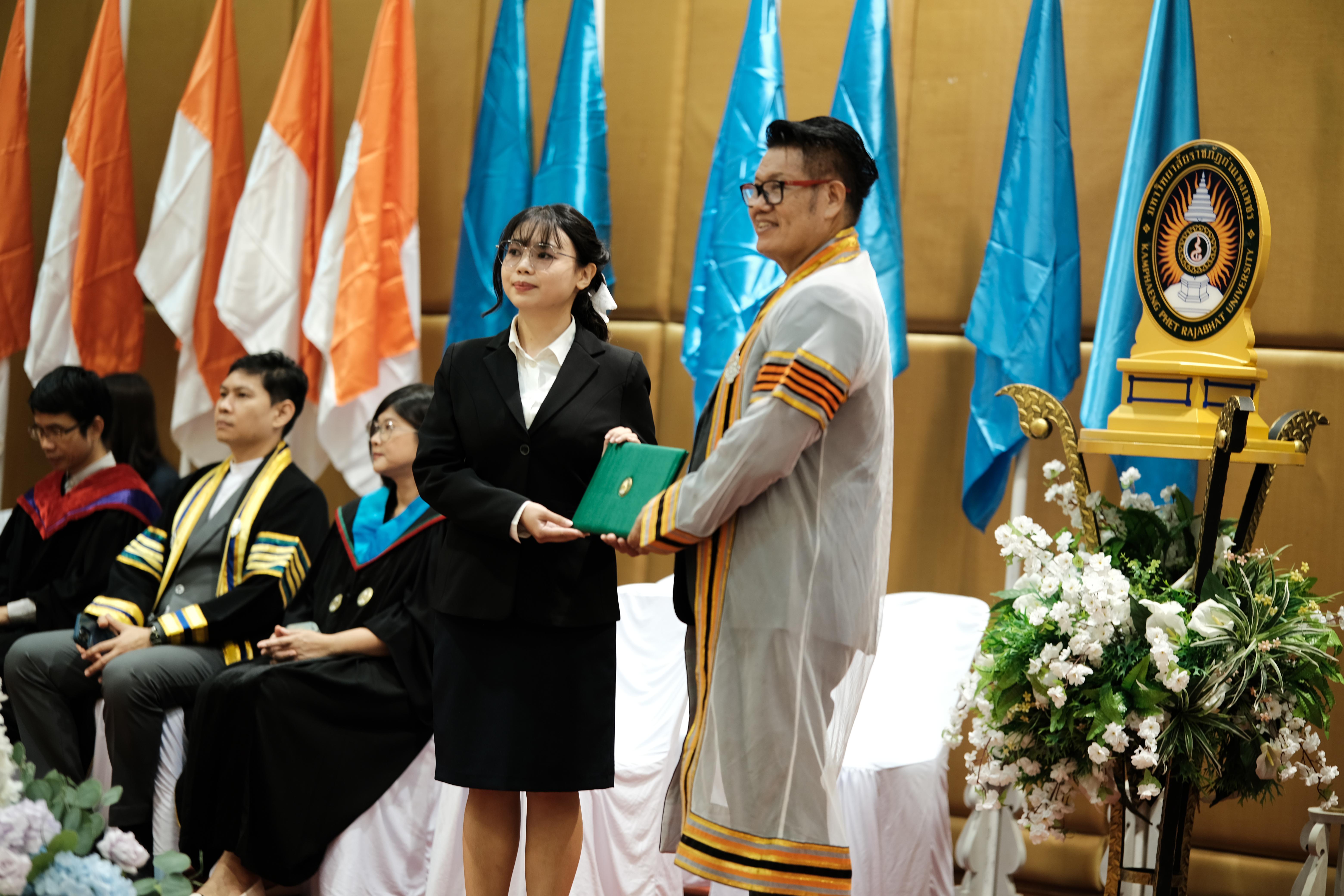 75. คณะครุศาสตร์มหาลัยราชภัฏกำแพงเพชร จัดกิจกรรมมอบเกียรติบัตรและแสดงความยินดีกับผู้สำเร็จการศึกษานักศึกษาหลักสูตรประกาศนียบัตรบัณฑิต สาขาวิชาชีพครู