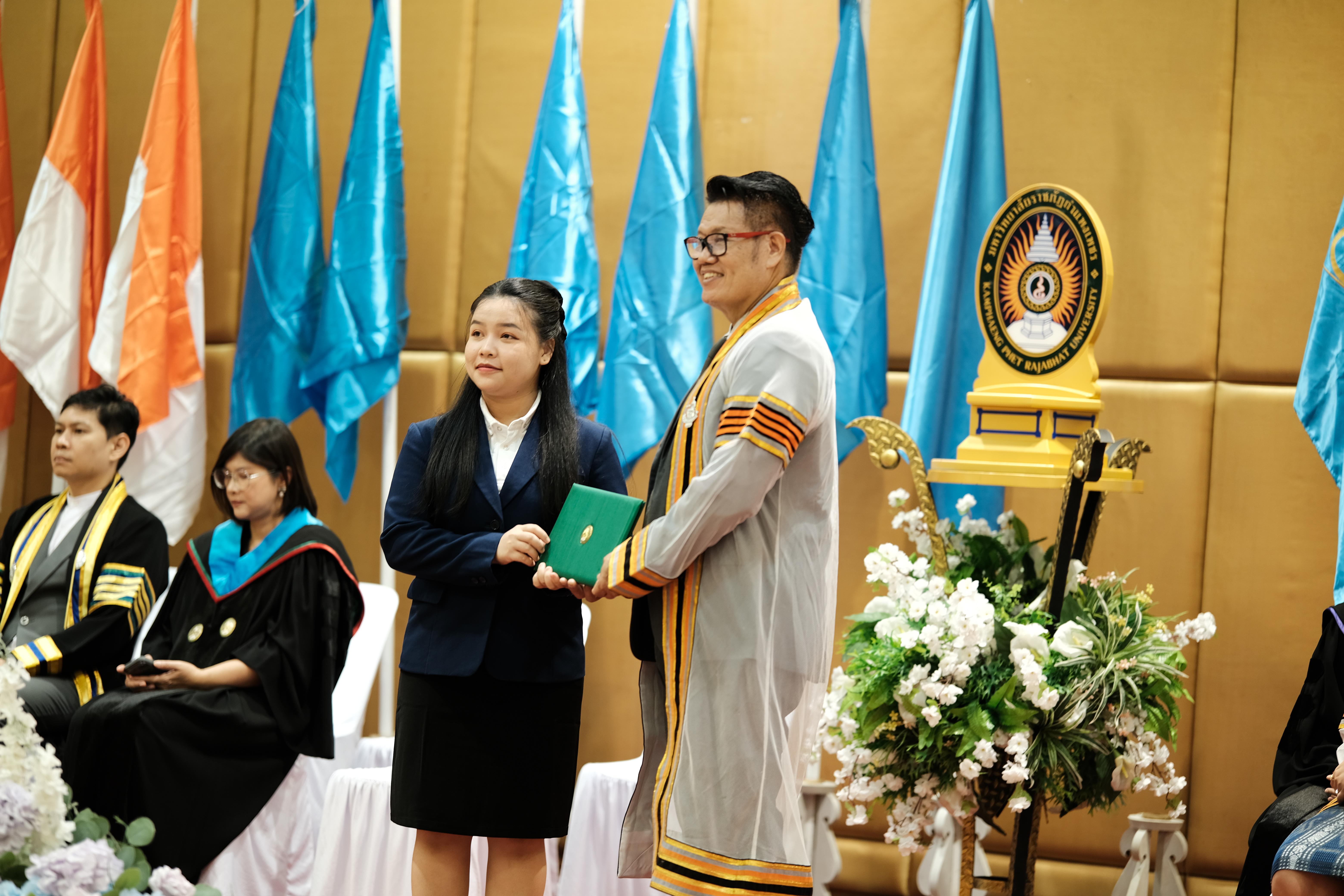 76. คณะครุศาสตร์มหาลัยราชภัฏกำแพงเพชร จัดกิจกรรมมอบเกียรติบัตรและแสดงความยินดีกับผู้สำเร็จการศึกษานักศึกษาหลักสูตรประกาศนียบัตรบัณฑิต สาขาวิชาชีพครู