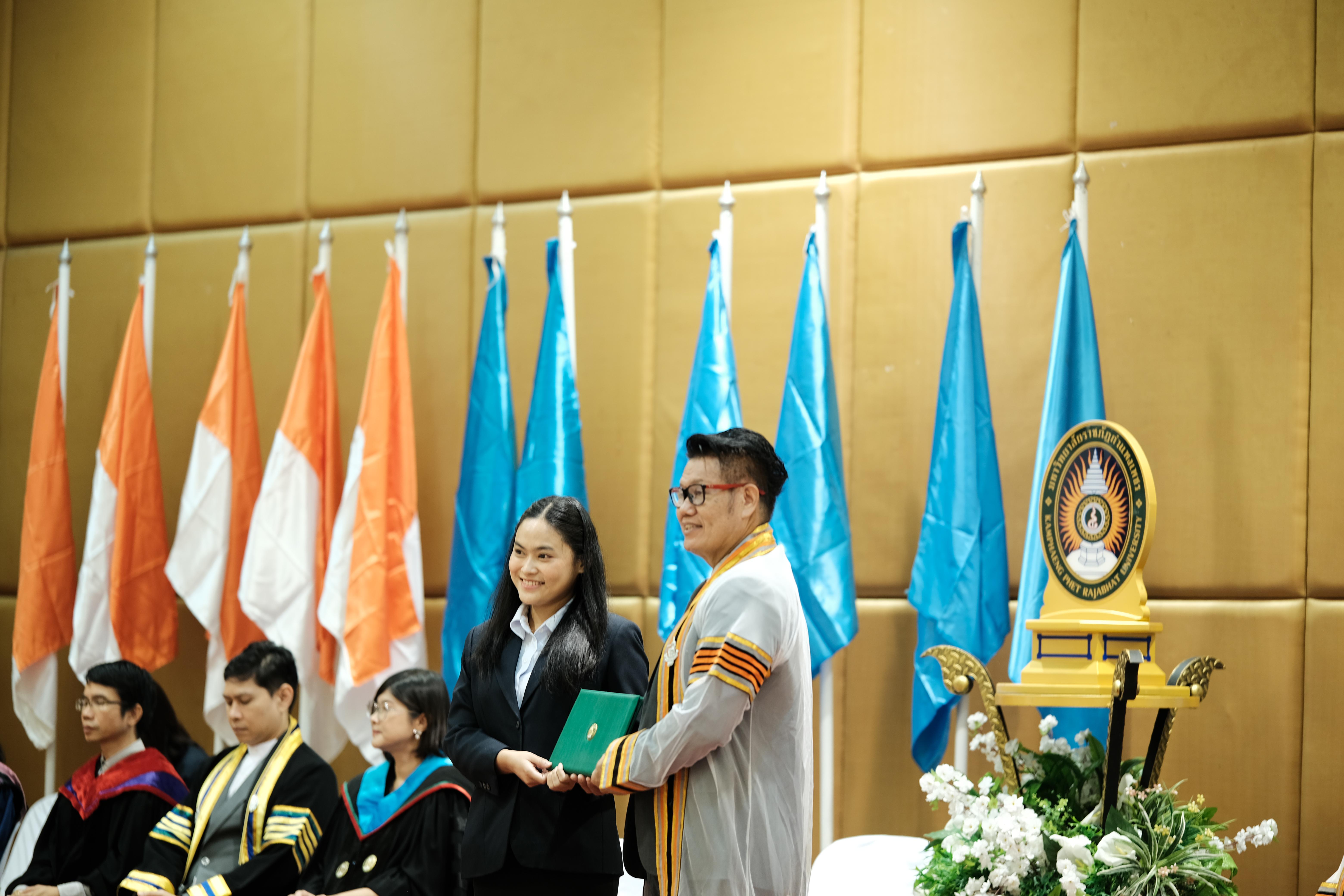 77. คณะครุศาสตร์มหาลัยราชภัฏกำแพงเพชร จัดกิจกรรมมอบเกียรติบัตรและแสดงความยินดีกับผู้สำเร็จการศึกษานักศึกษาหลักสูตรประกาศนียบัตรบัณฑิต สาขาวิชาชีพครู