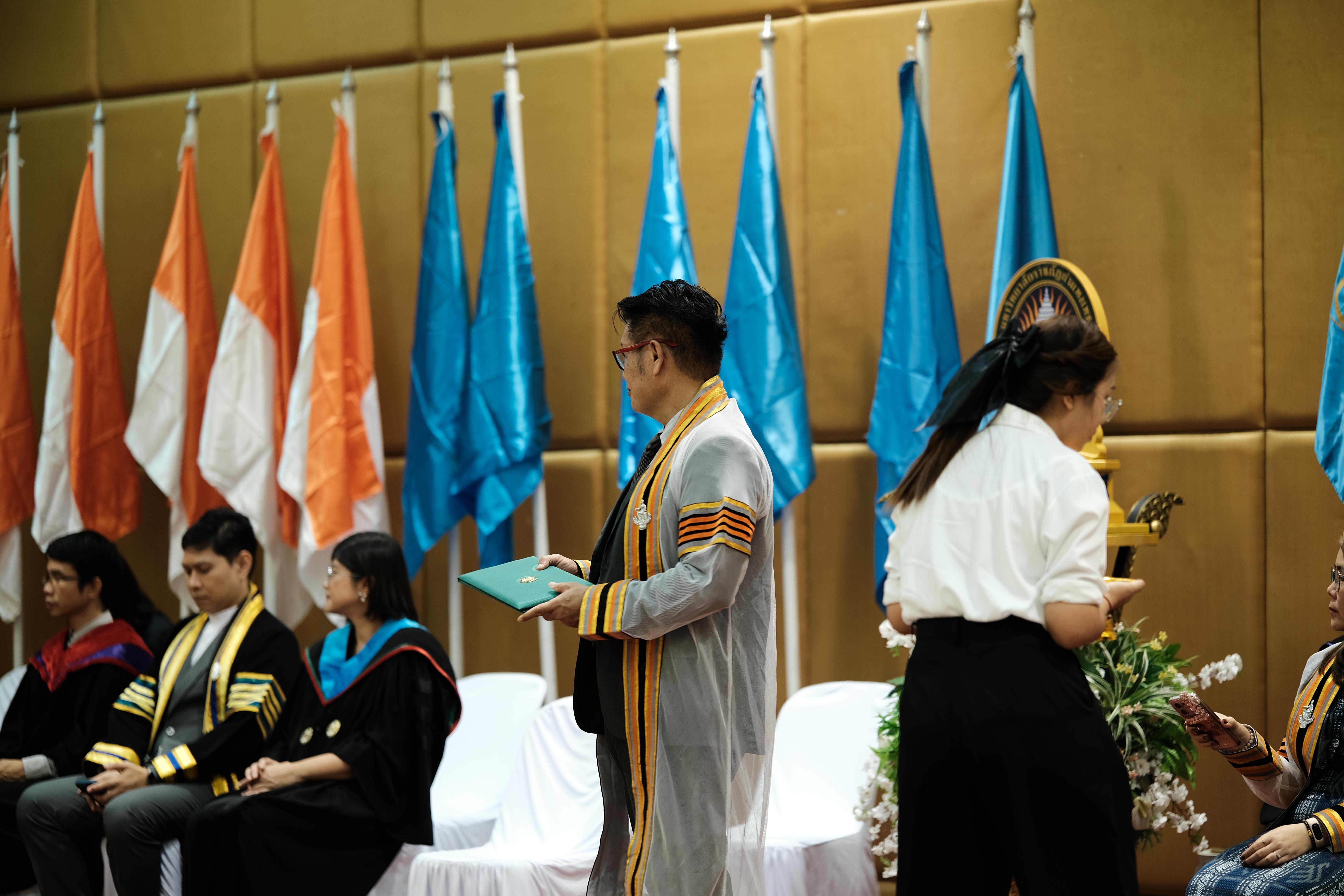 78. คณะครุศาสตร์มหาลัยราชภัฏกำแพงเพชร จัดกิจกรรมมอบเกียรติบัตรและแสดงความยินดีกับผู้สำเร็จการศึกษานักศึกษาหลักสูตรประกาศนียบัตรบัณฑิต สาขาวิชาชีพครู